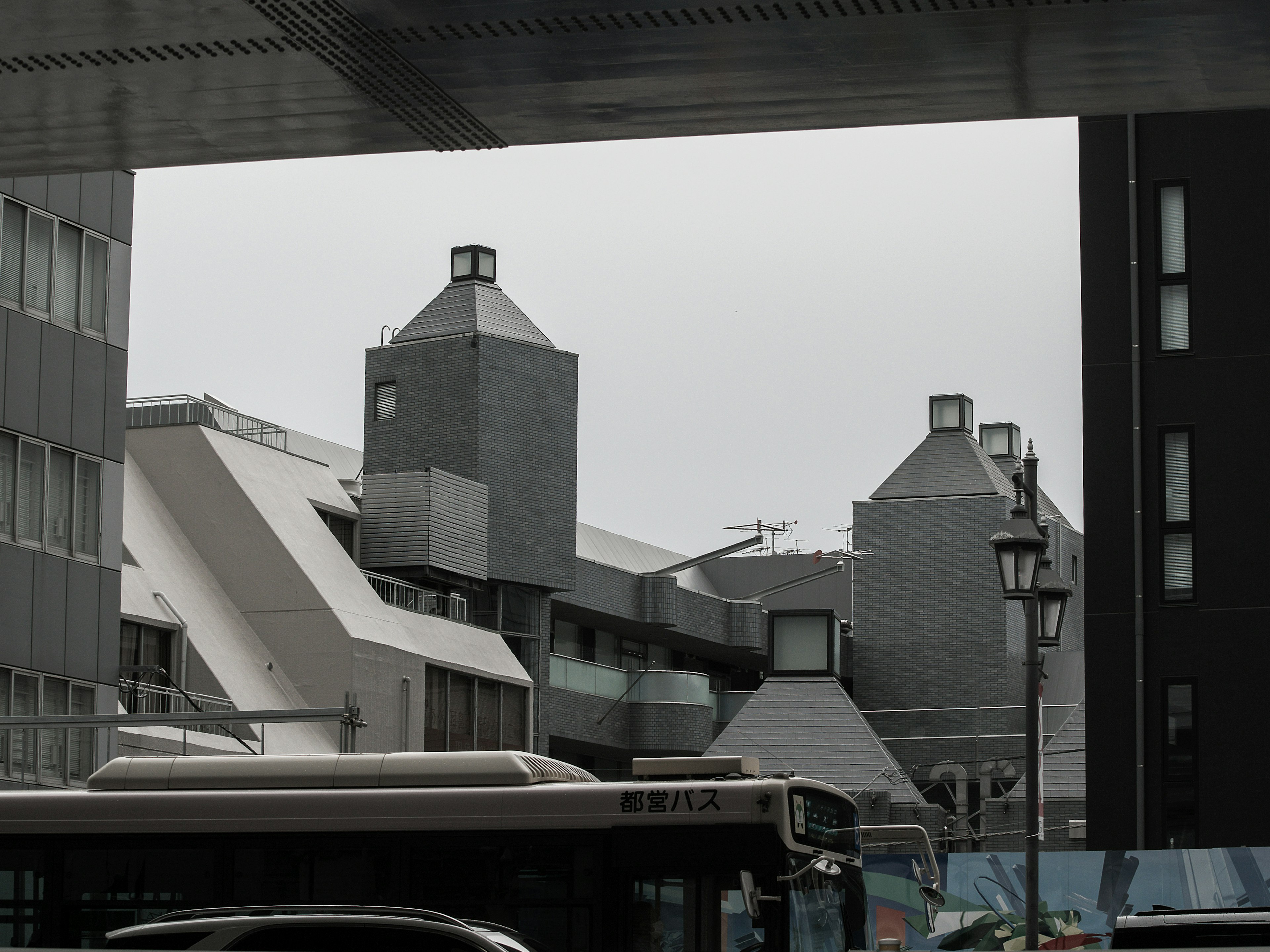 現代的な建物とグレーの空を背景にした都市の風景