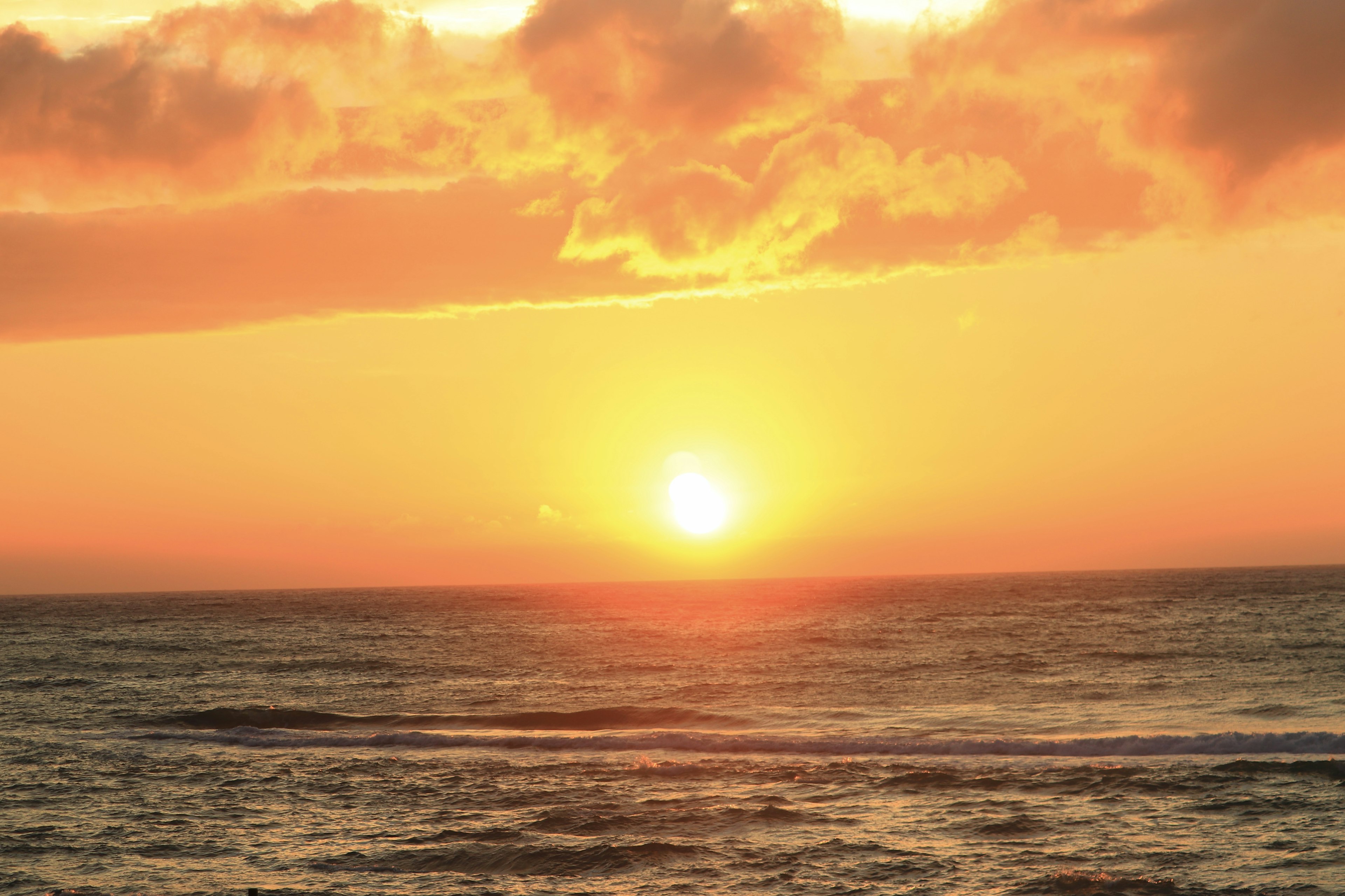 美しい夕日が海に沈む風景