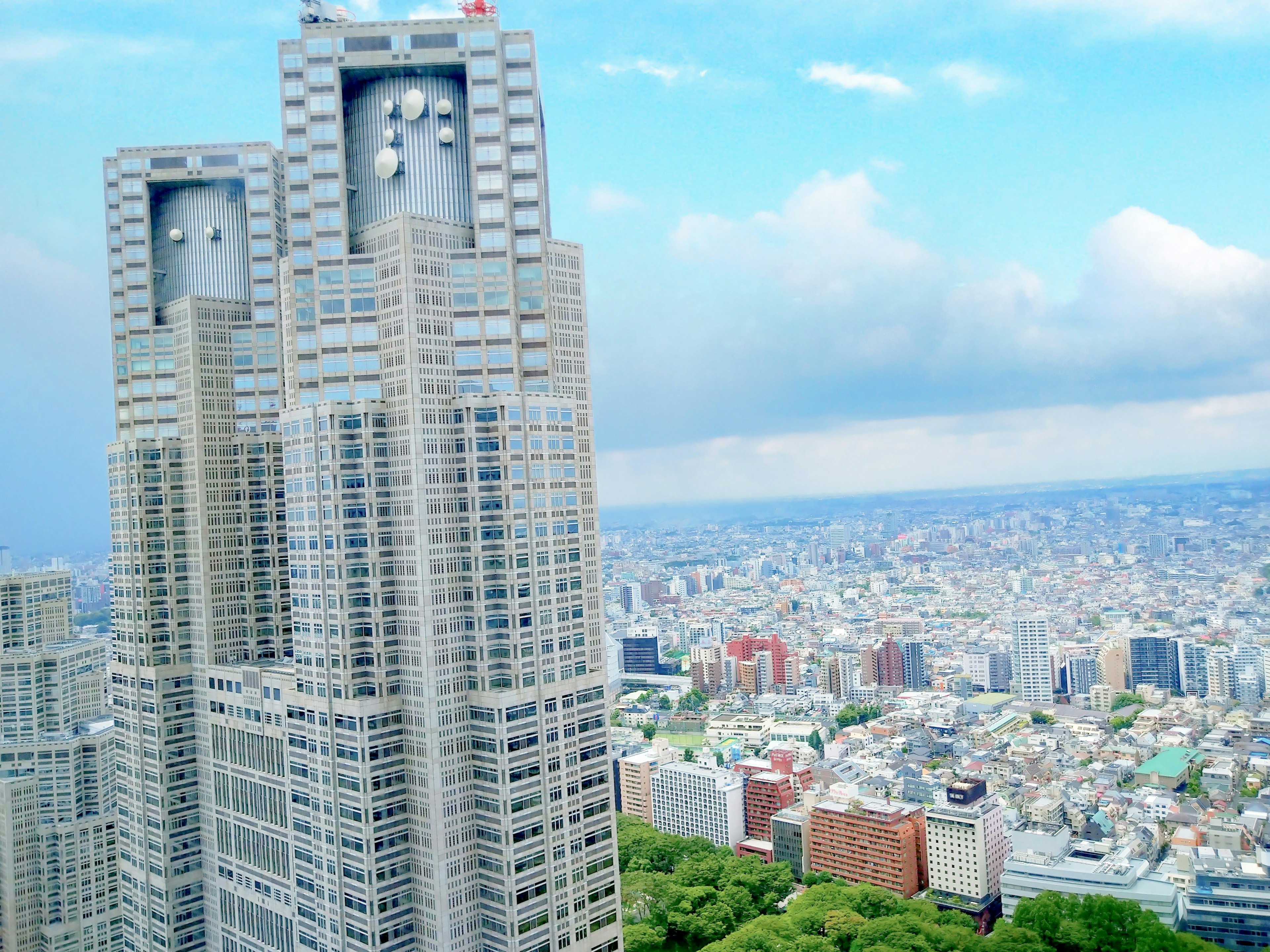 Skyline von Tokio mit Wolkenkratzern und blauem Himmel