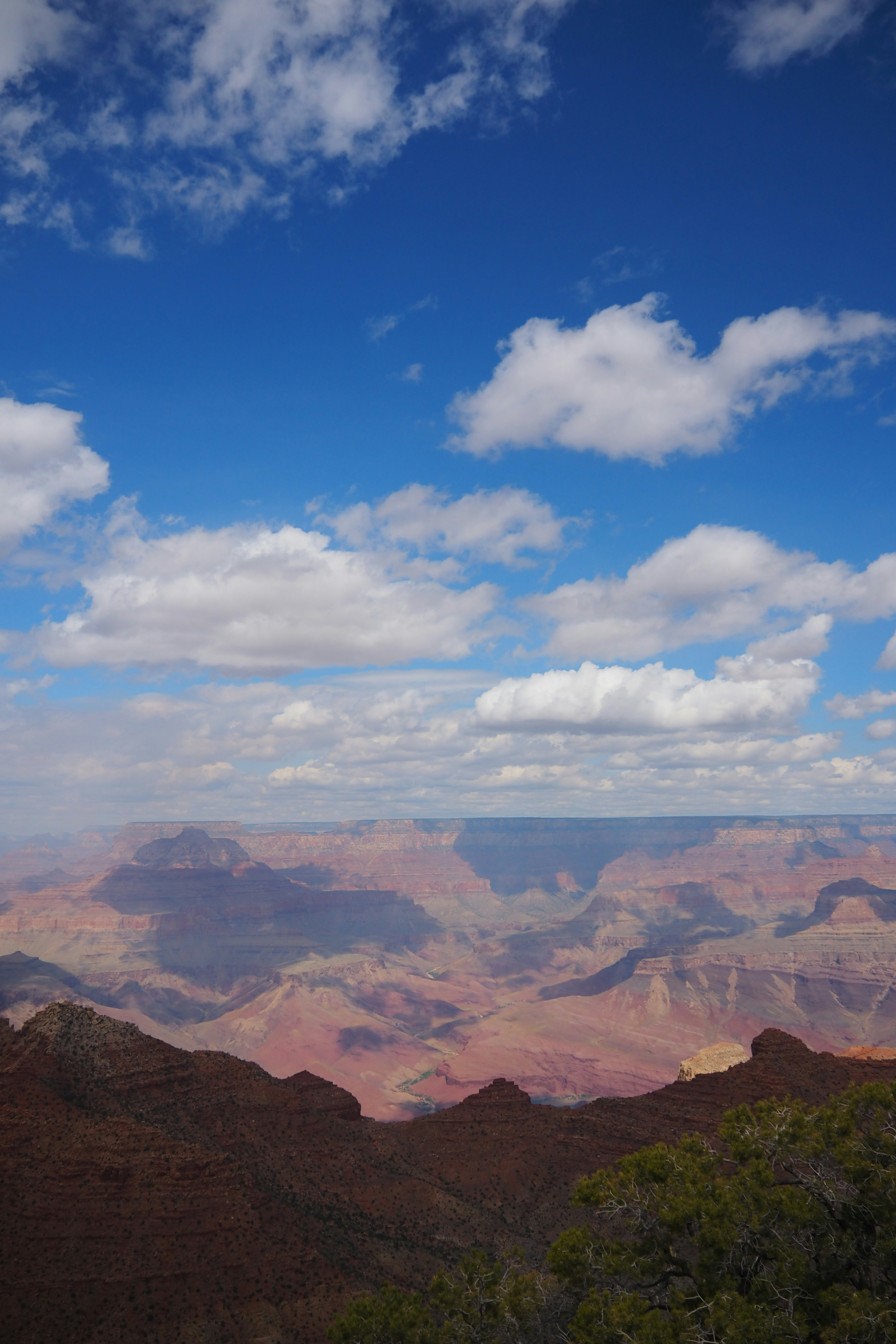 Pemandangan menakjubkan Grand Canyon dengan langit biru dan awan