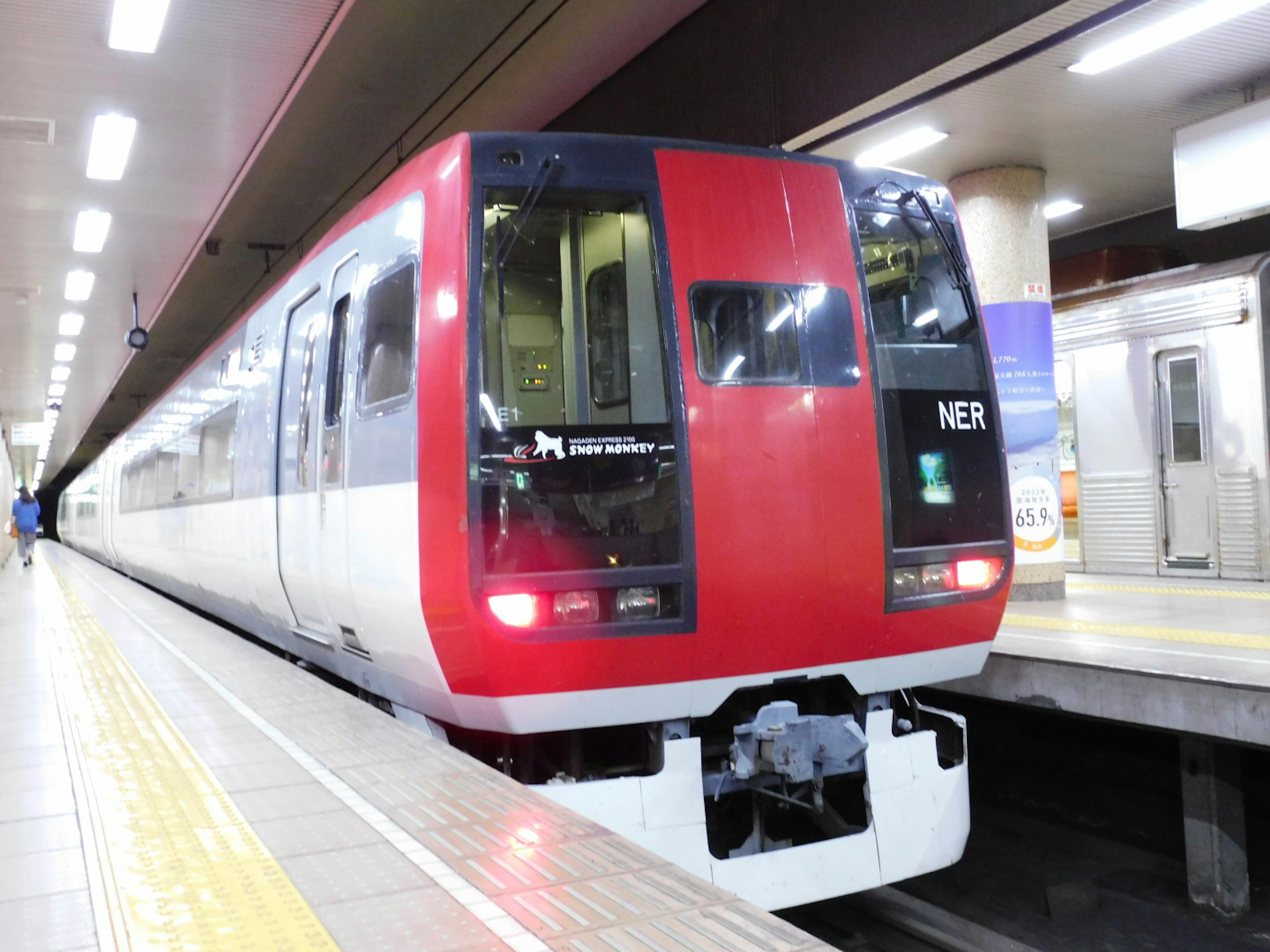 赤と白の電車が駅に停車している