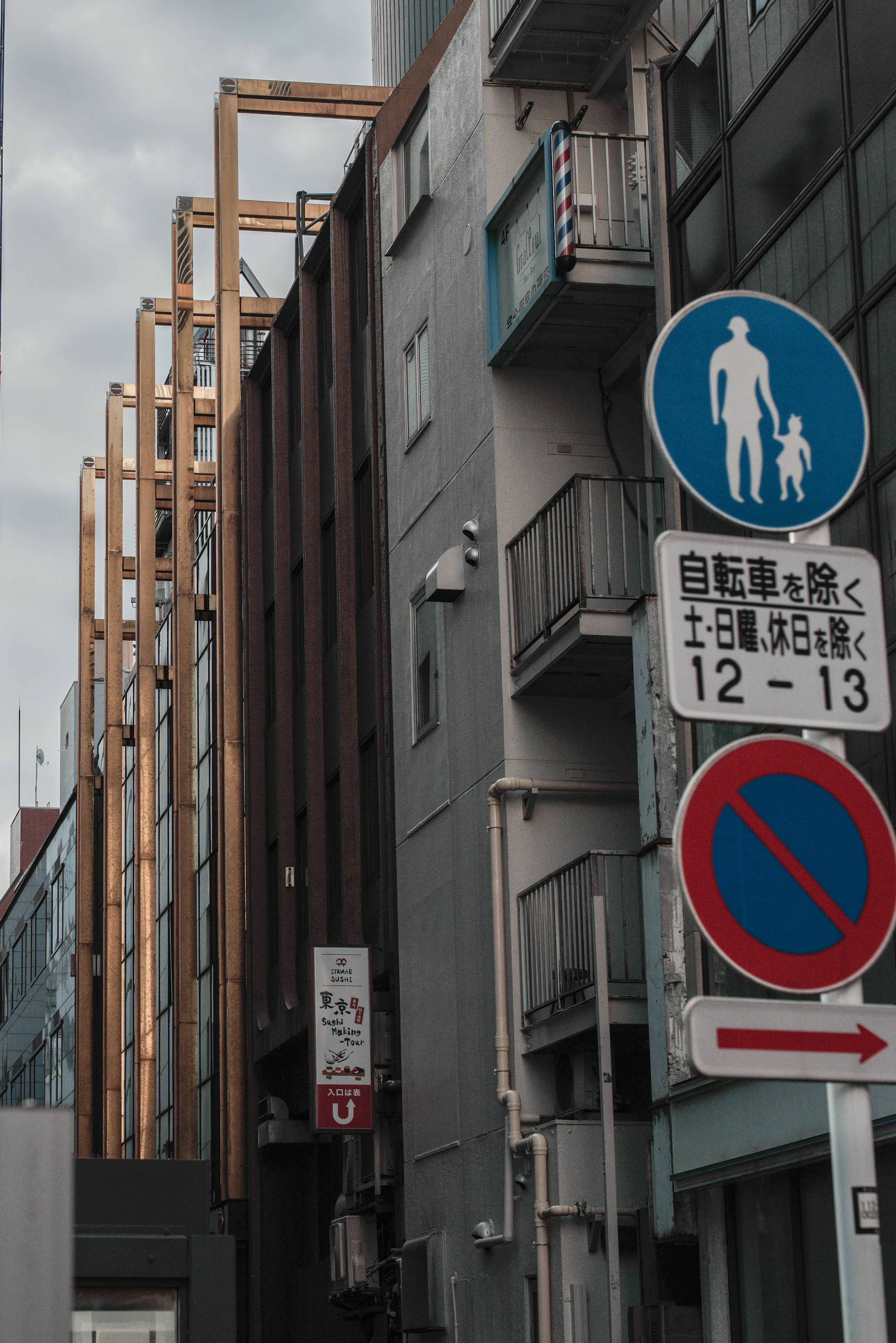 Scène urbaine avec une structure en bois et des panneaux de signalisation