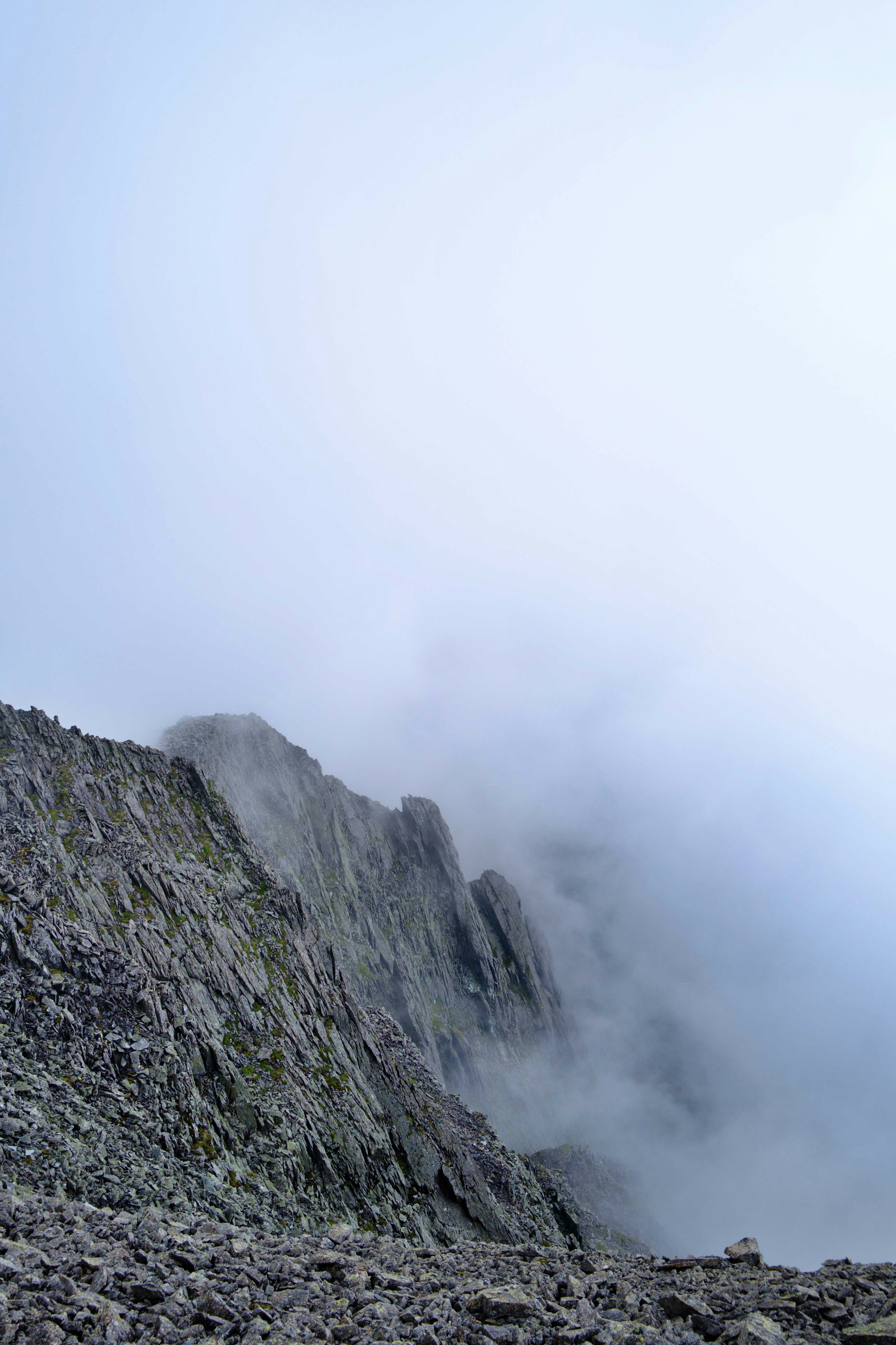 Berglandschaft in Nebel gehüllt einzigartige Felsklippen und neblige Atmosphäre