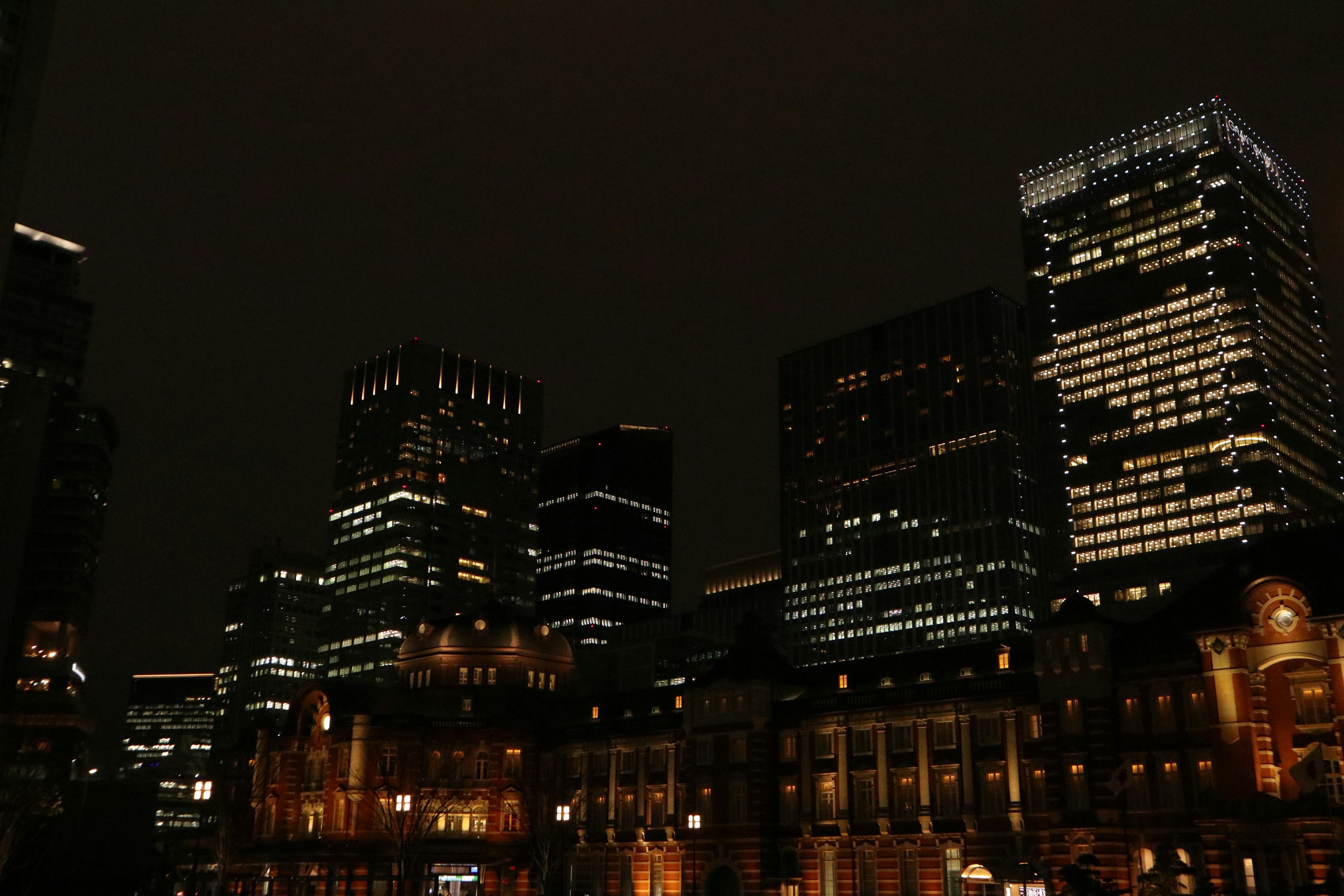 夜の都市景観 高層ビルの明かりが輝く