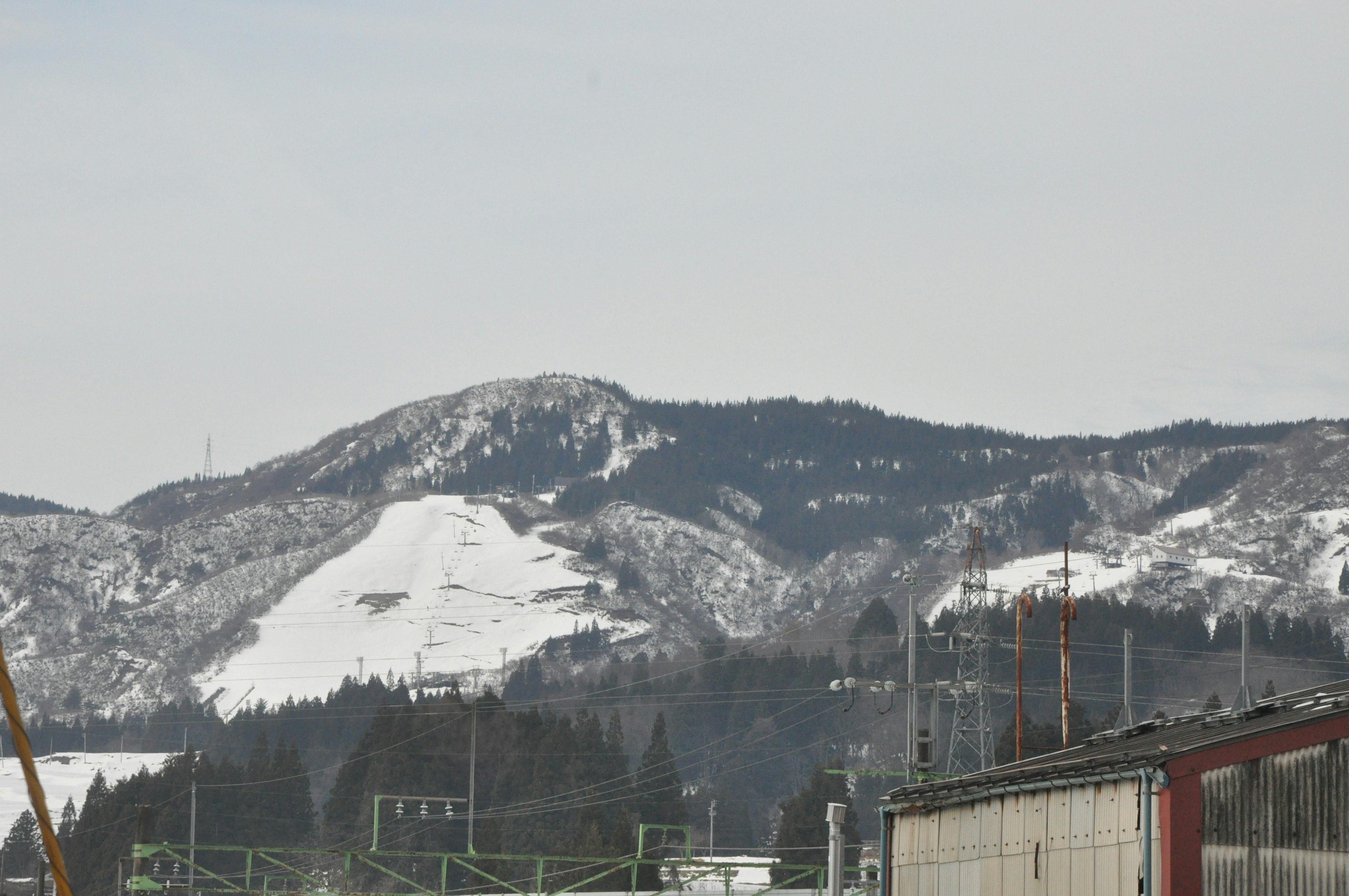 Montagne innevate e paesaggio ferroviario