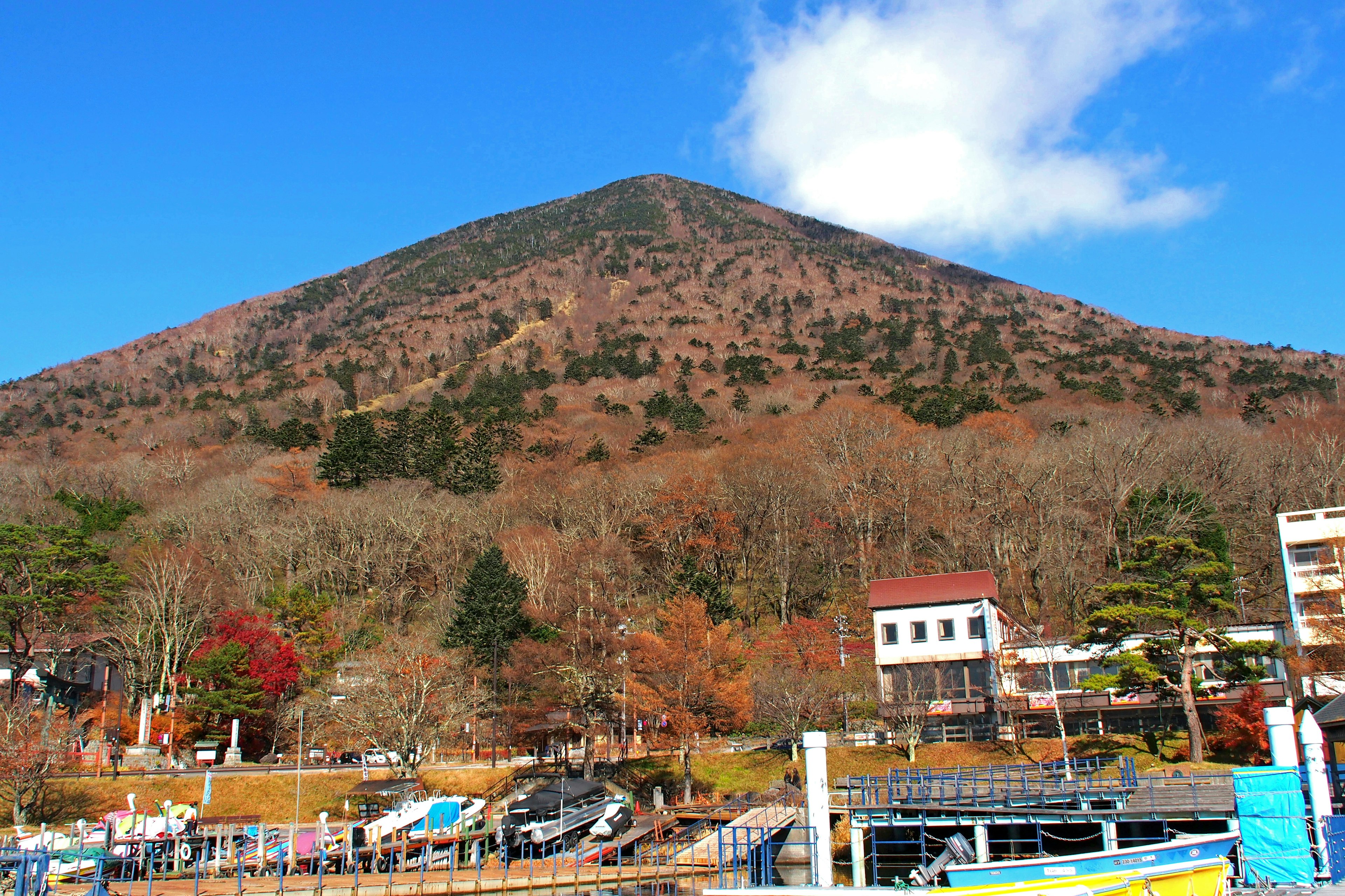 가을 단풍이 있는 산의 경치 좋은 모습과 맑은 파란 하늘 아래