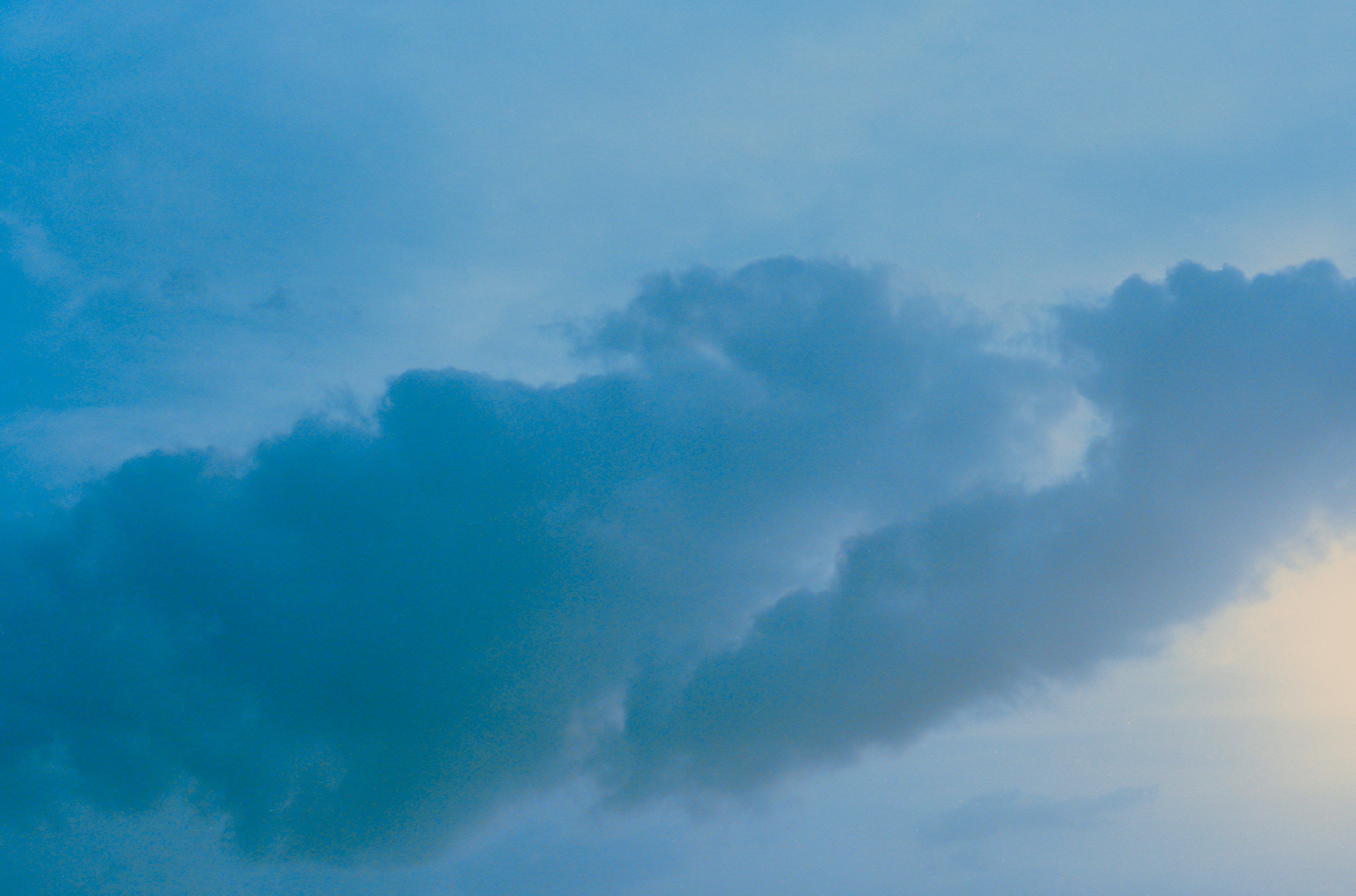 青空の雲の様子が広がる静かな風景