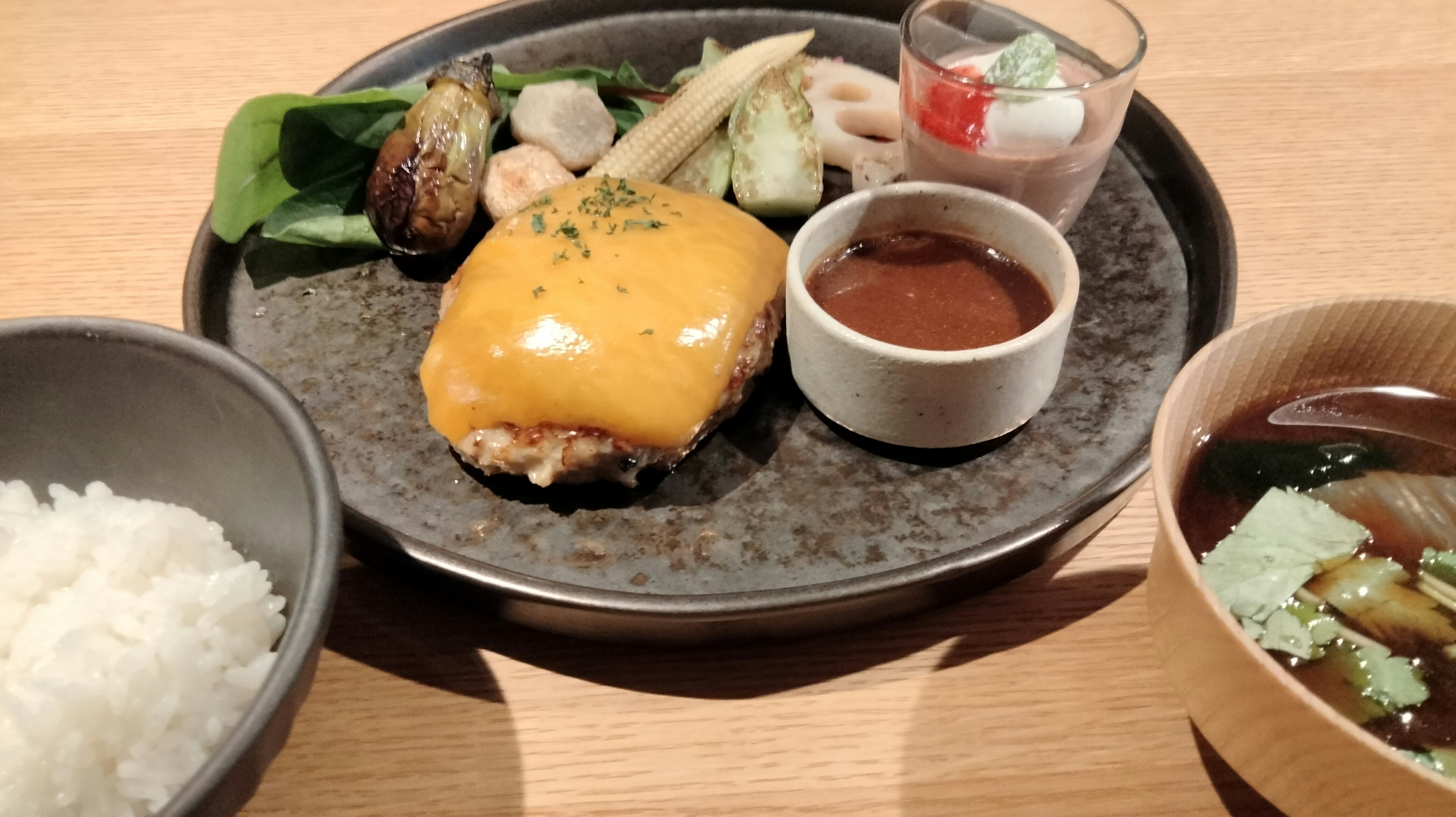 Un plato de hamburguesa delicioso con queso y verduras variadas