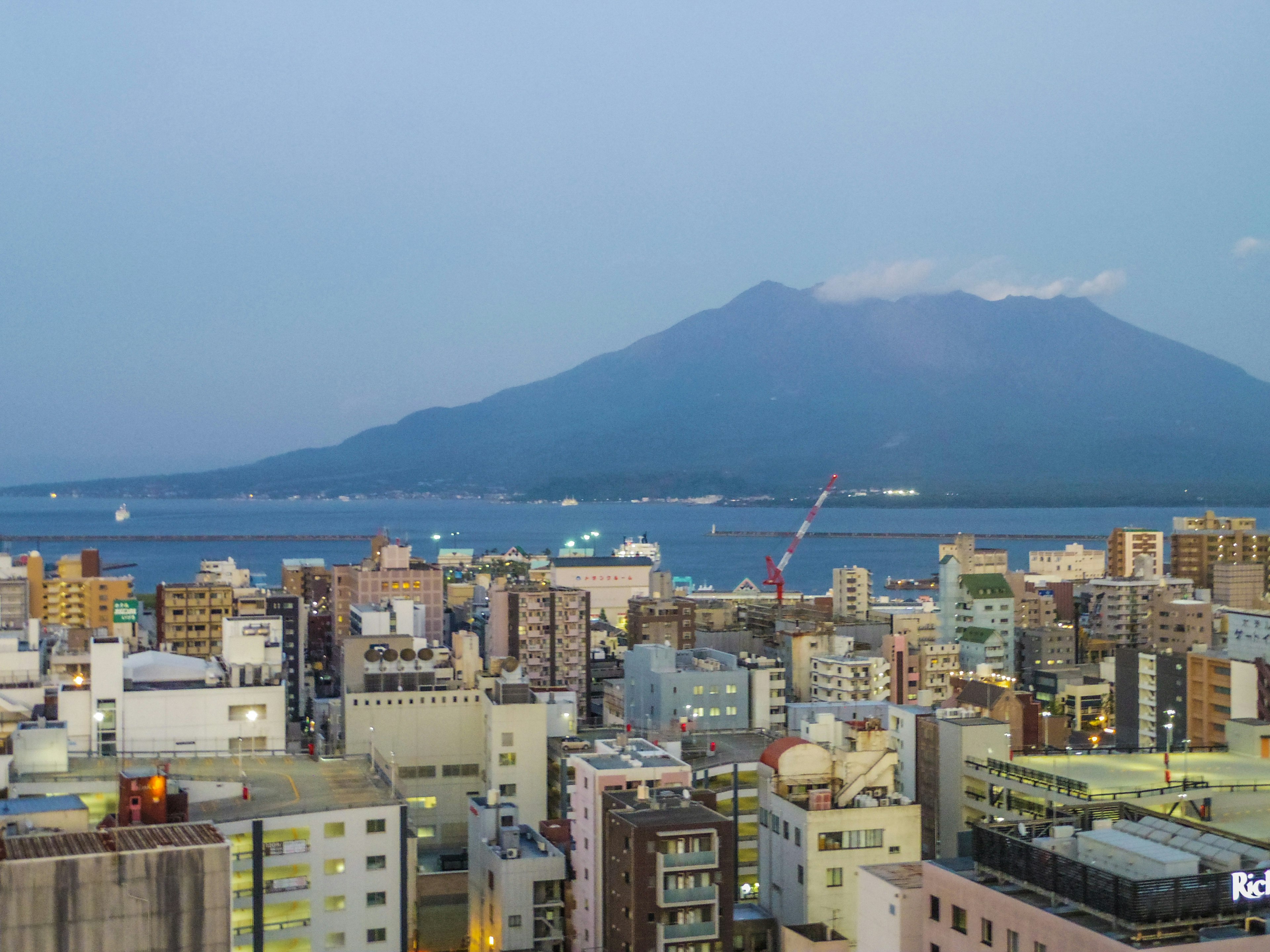 鹿児島市のビル群と桜島の景色