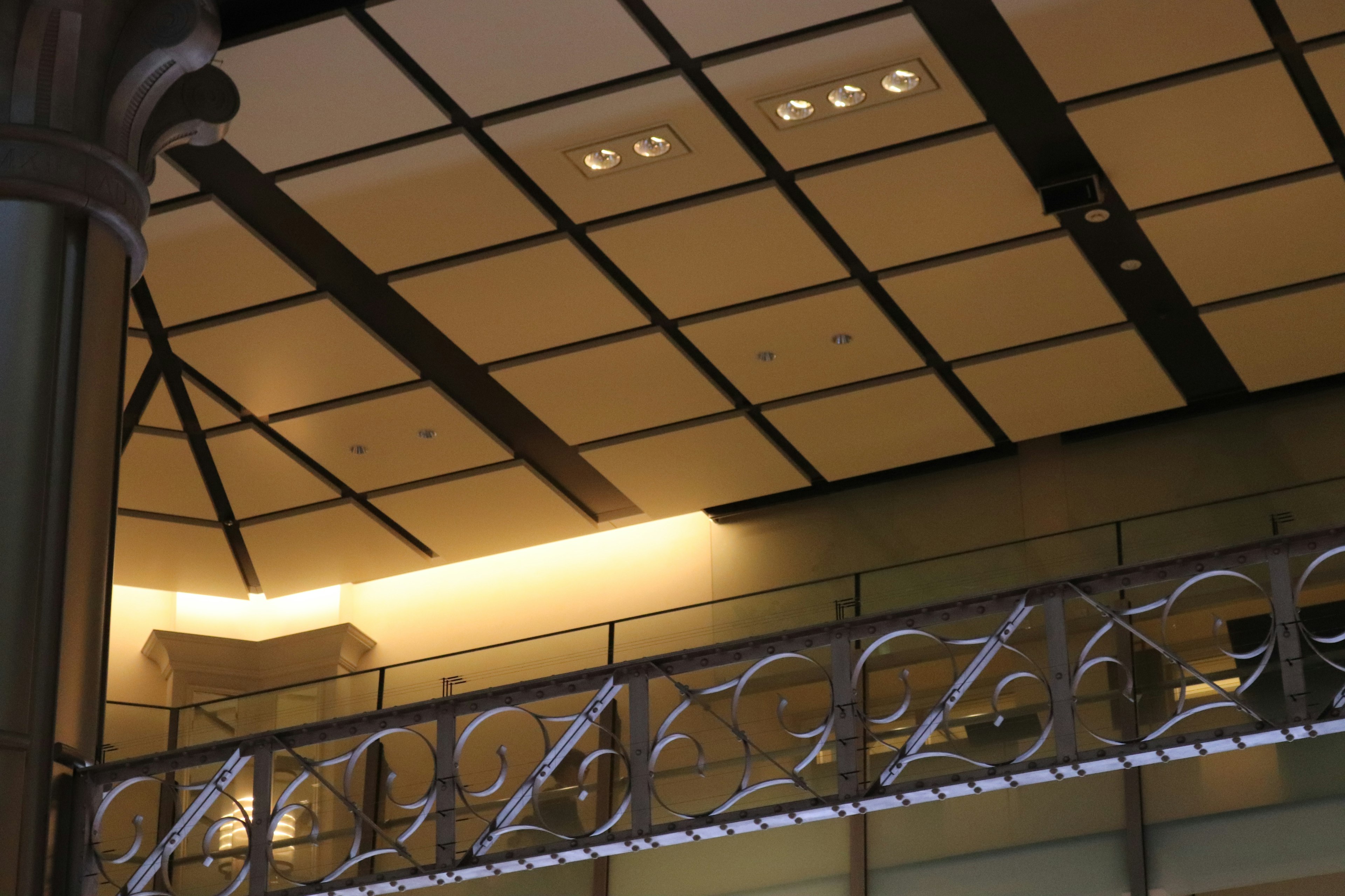 Vista interna di un edificio moderno con soffitto e illuminazione