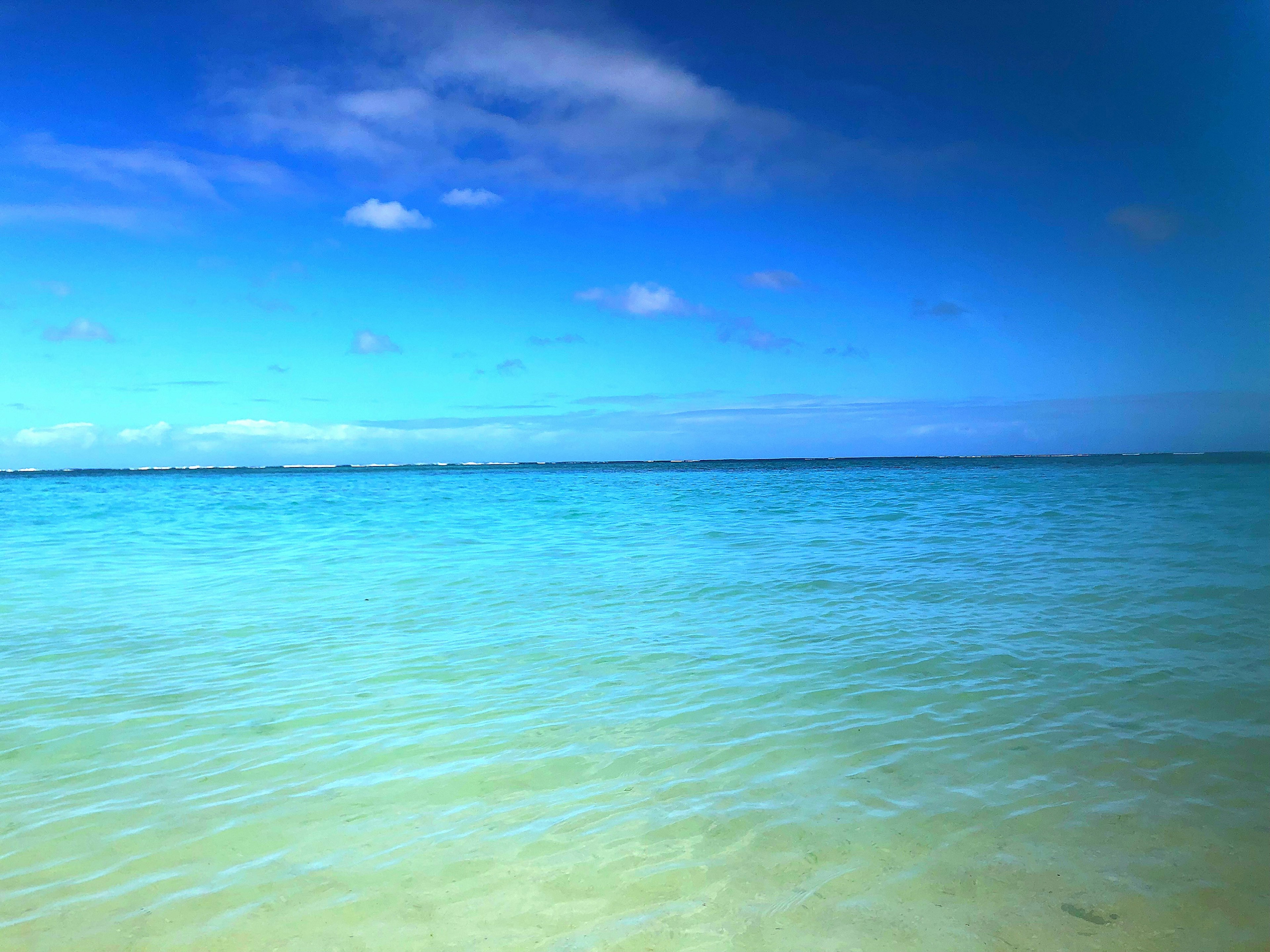 Una vista panoramica di un cielo blu e un oceano limpido