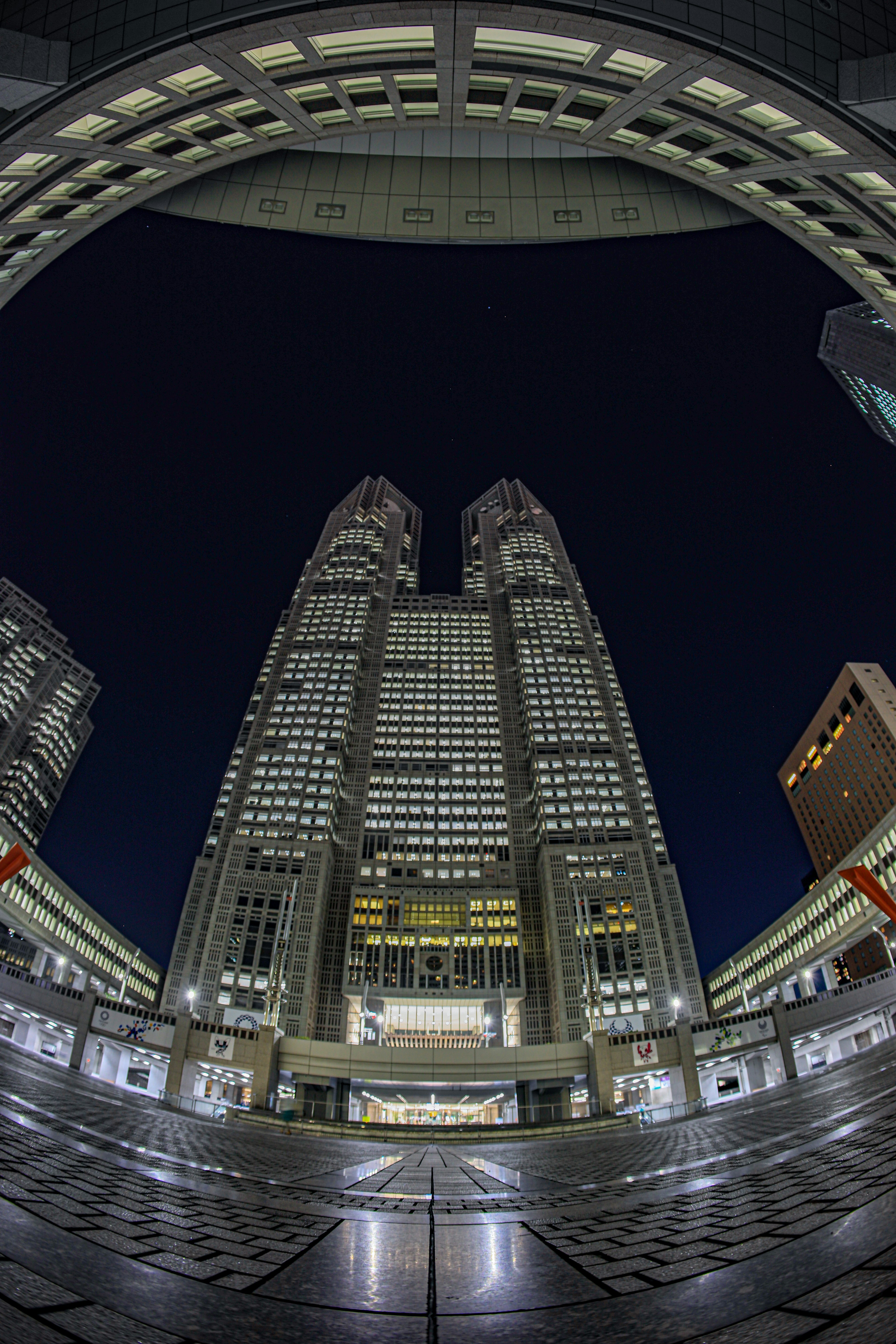 Menara kembar Gedung Pemerintahan Metropolitan Tokyo di latar belakang malam