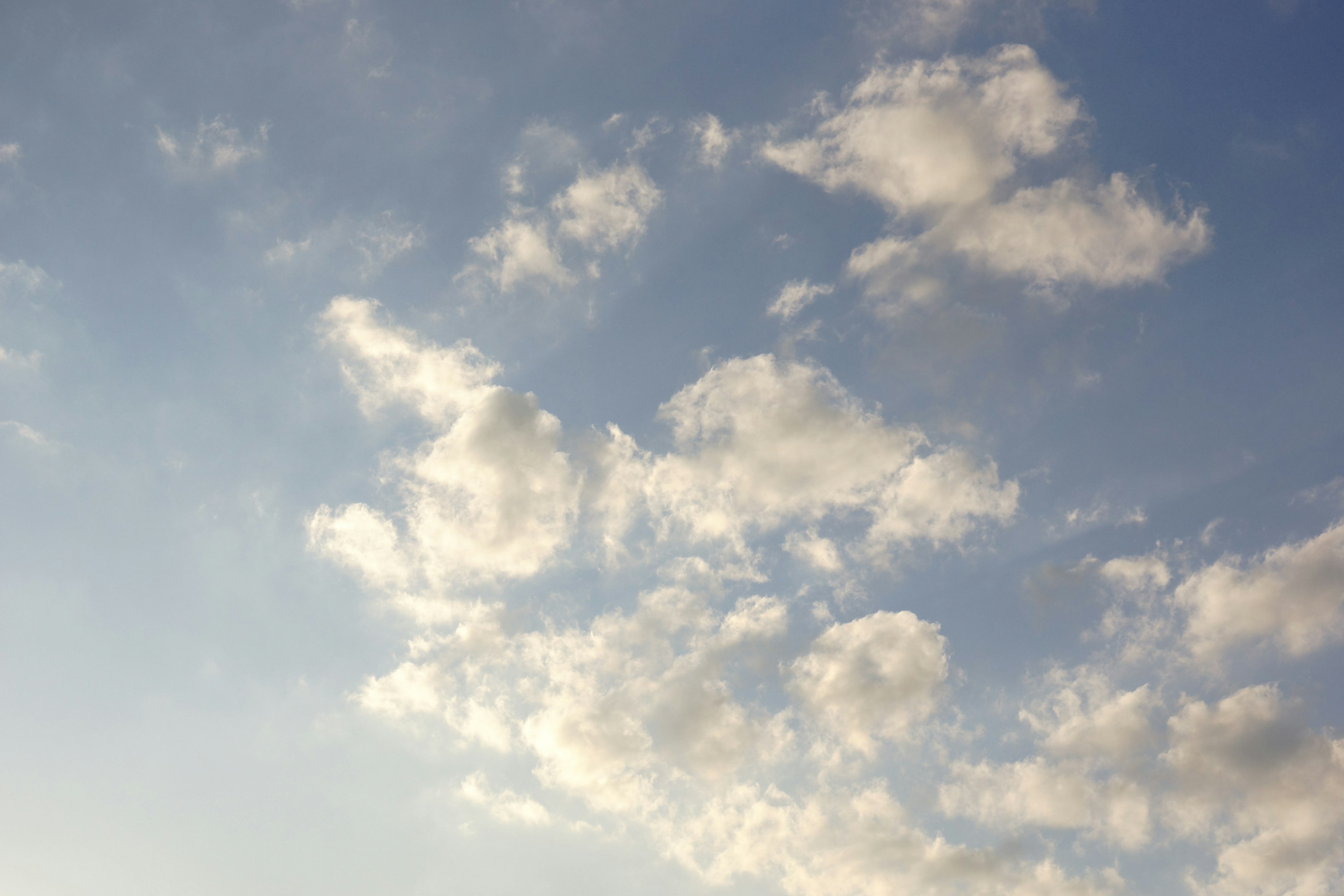 Eine schöne Szene mit weißen Wolken, die in einem blauen Himmel schweben