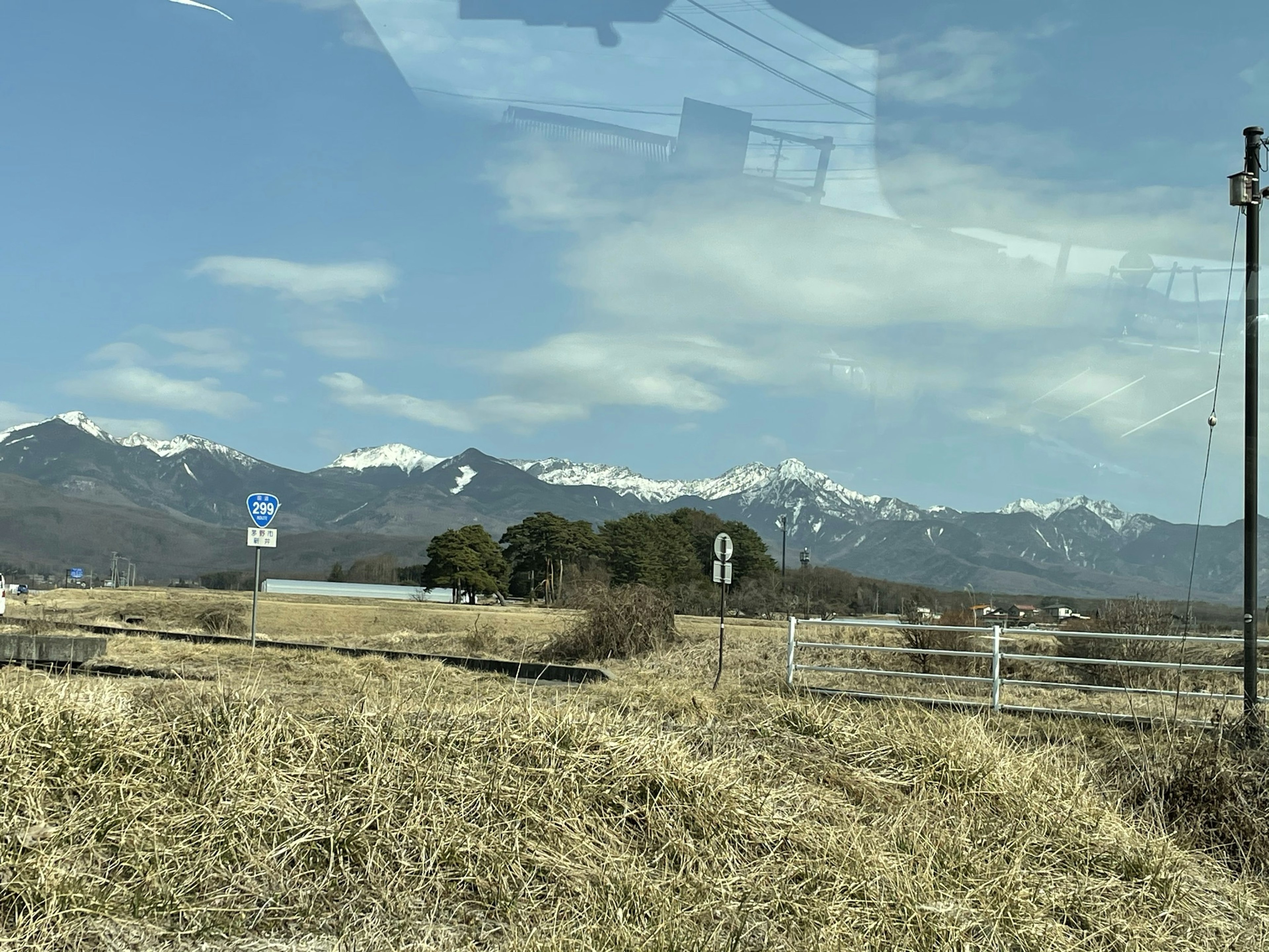 Schneebedeckte Berge unter einem blauen Himmel