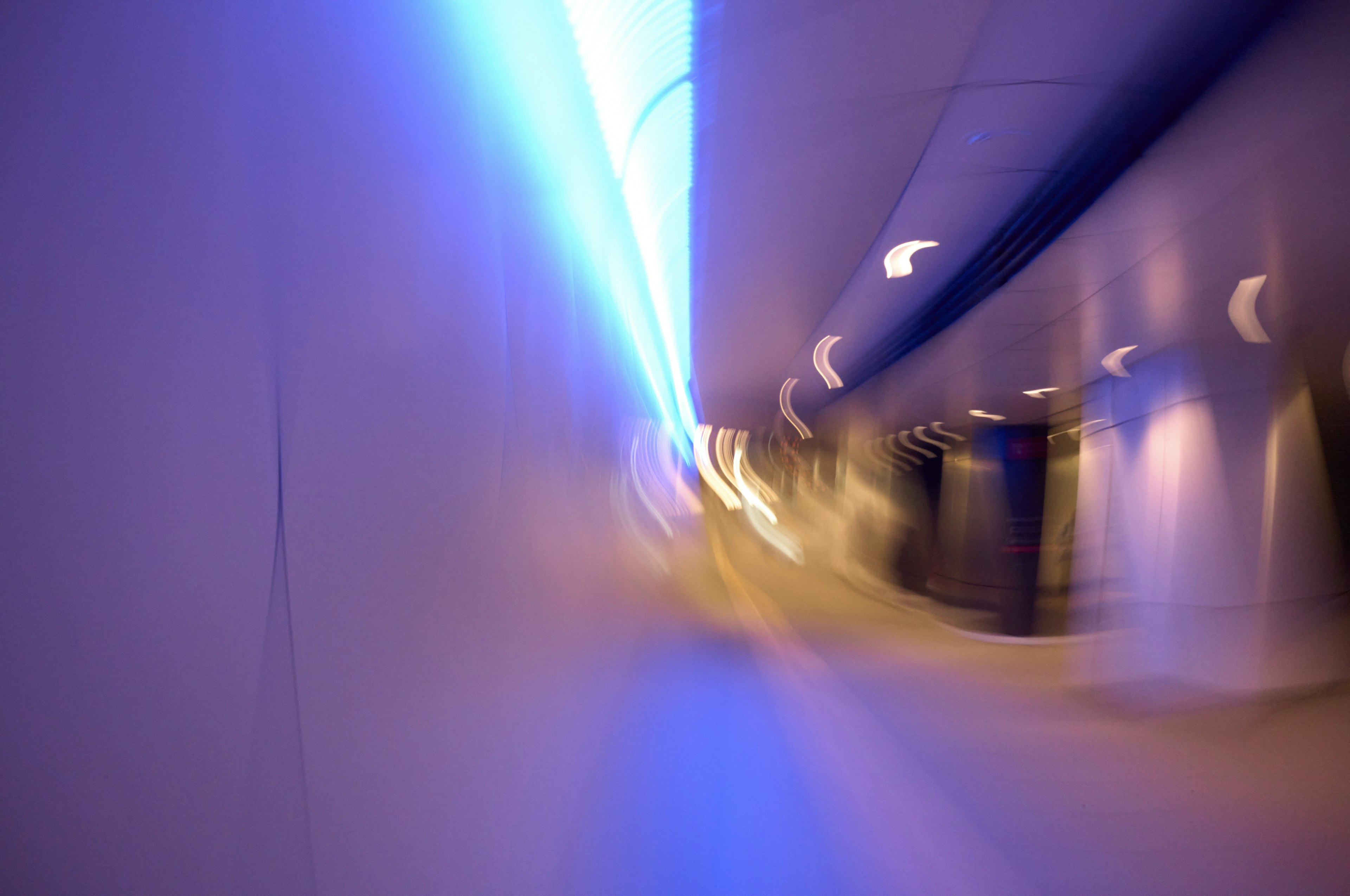 Bewegungsunschärfe eines Tunnels mit blauem Licht