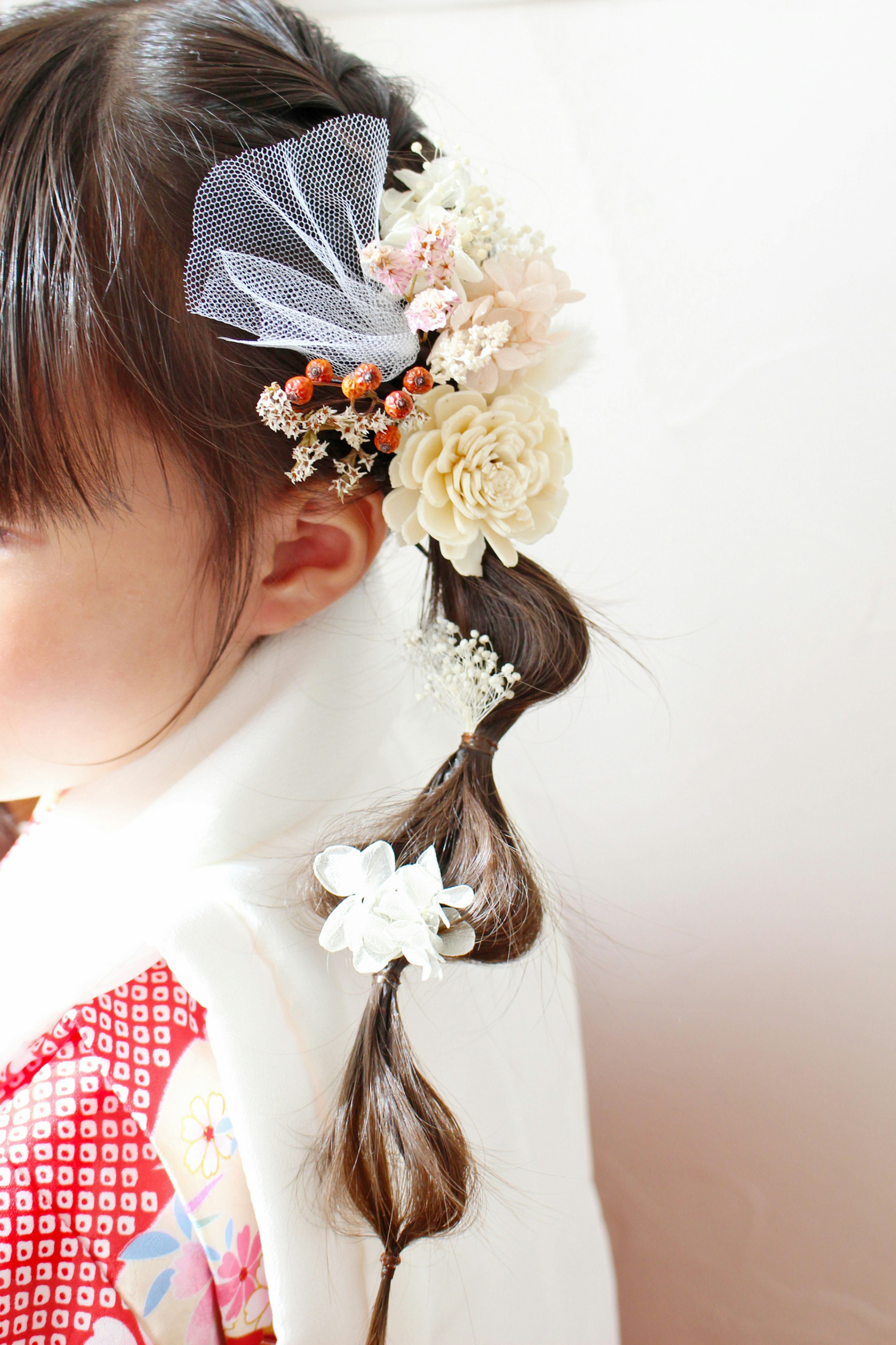 Profilo di una ragazza con accessori floreali nei capelli