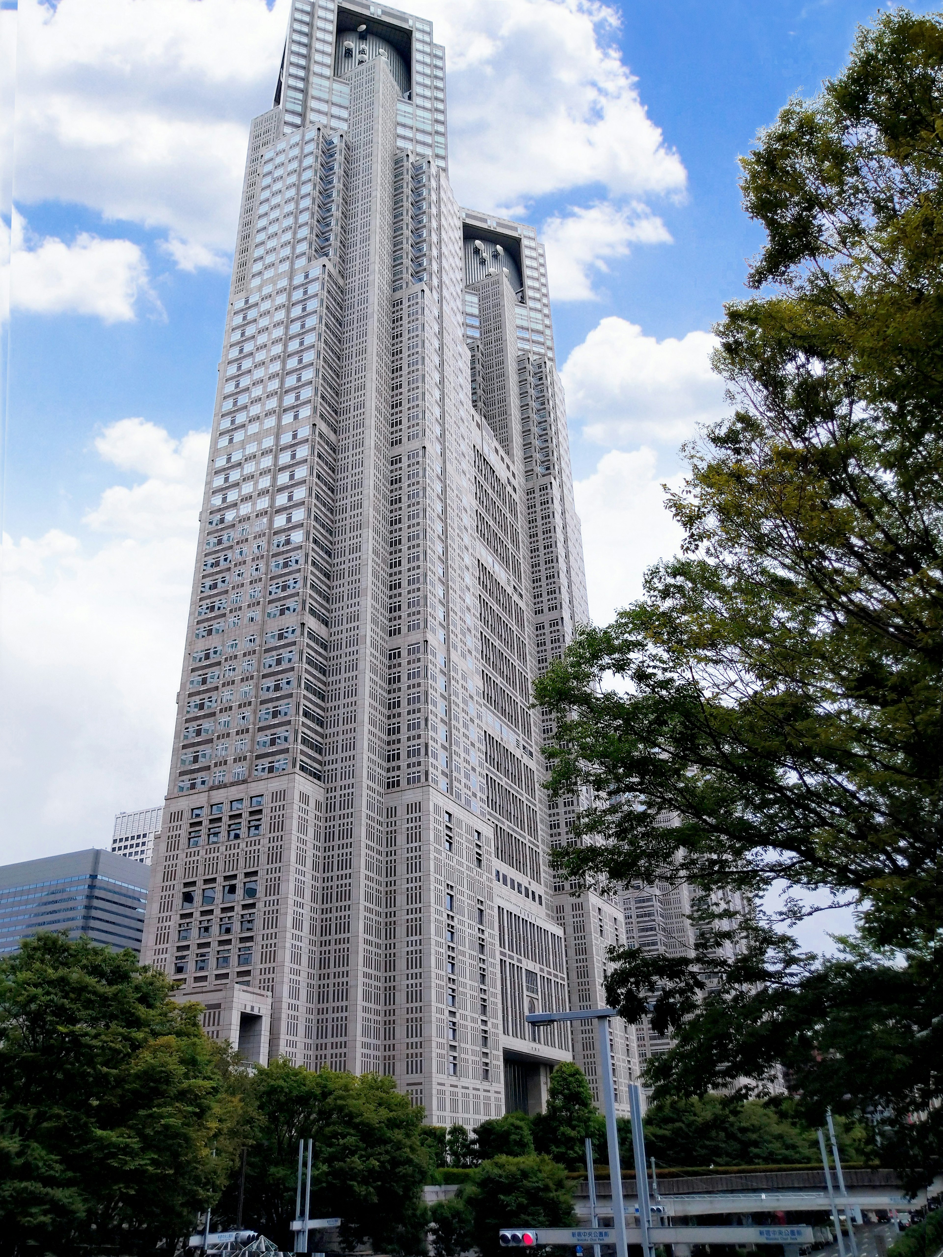 Gebäude der Metropolregierung von Tokio, das unter einem blauen Himmel emporragt