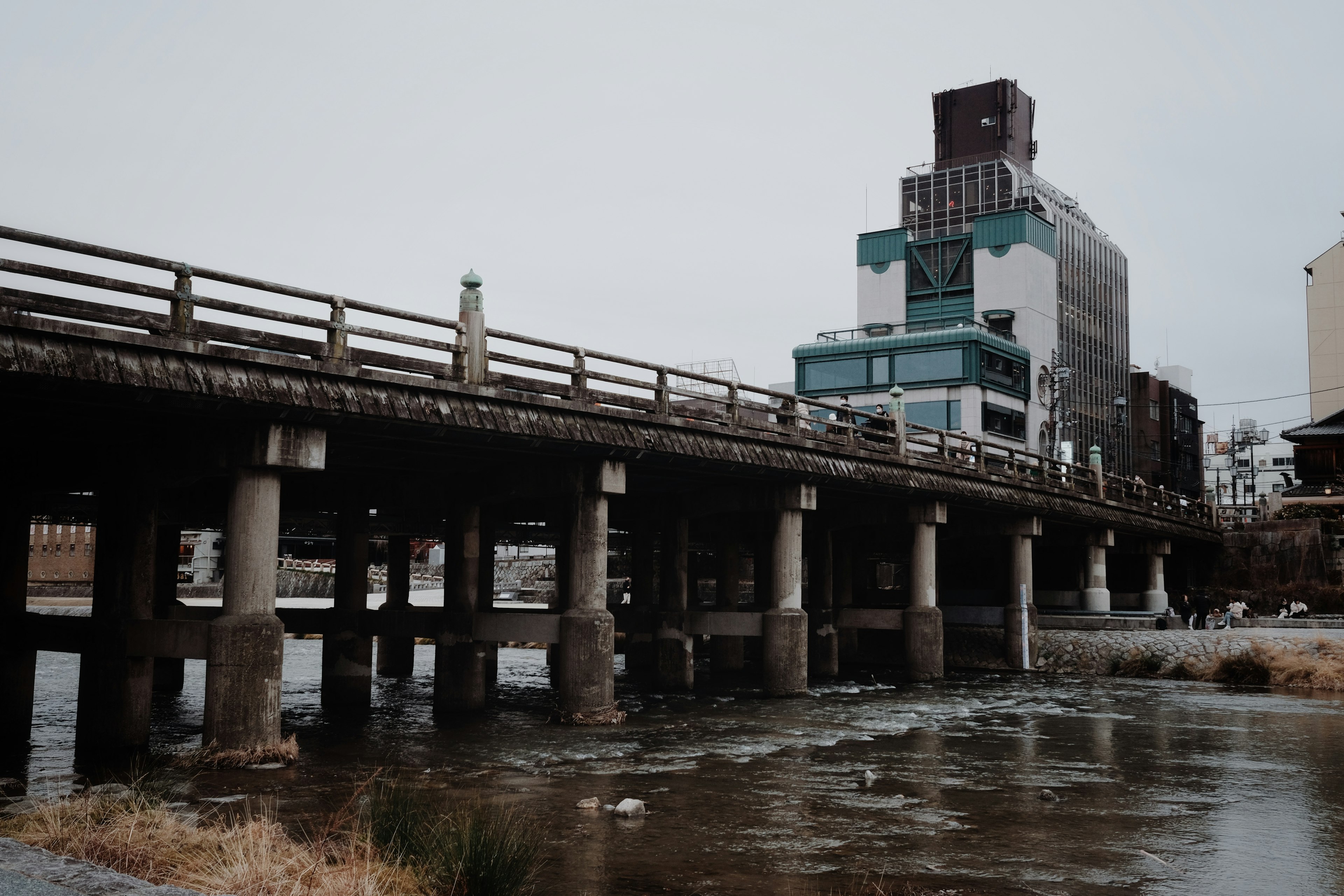 一座橋和河邊現代建築的景觀