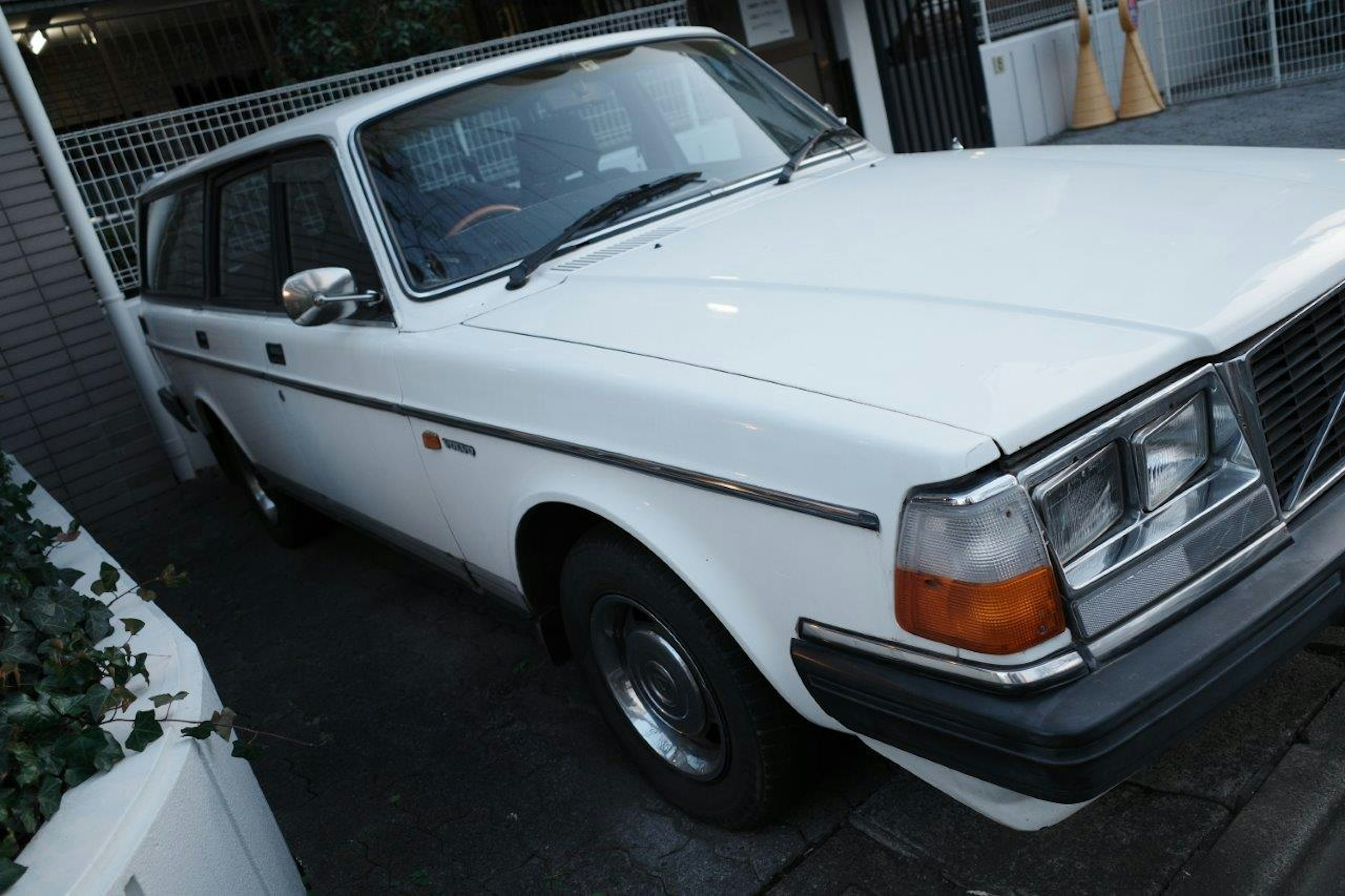 Auto classica Volvo bianca parcheggiata in un vialetto