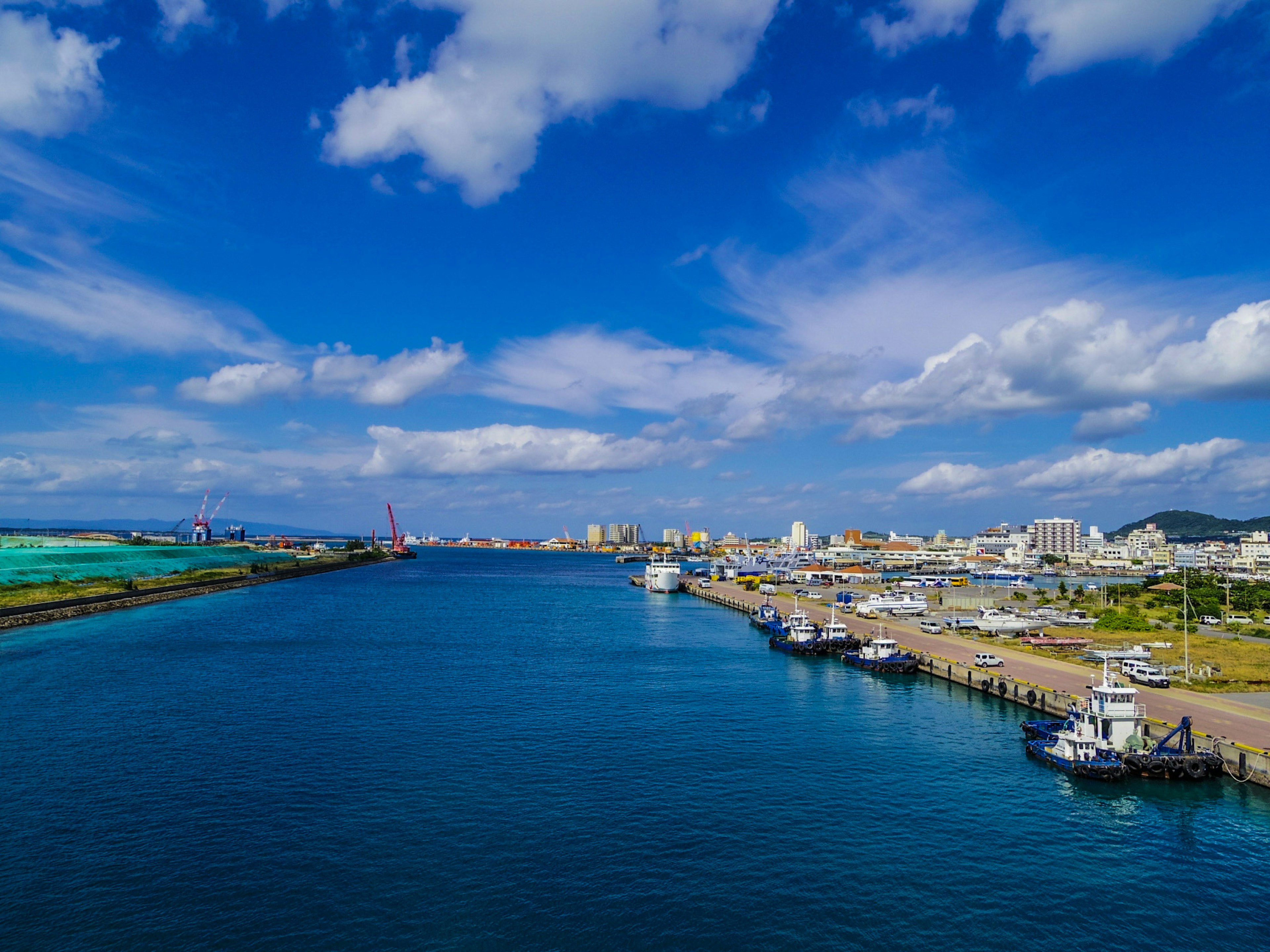 Vista panoramica di un porto con mare e cielo blu barche ormeggiate