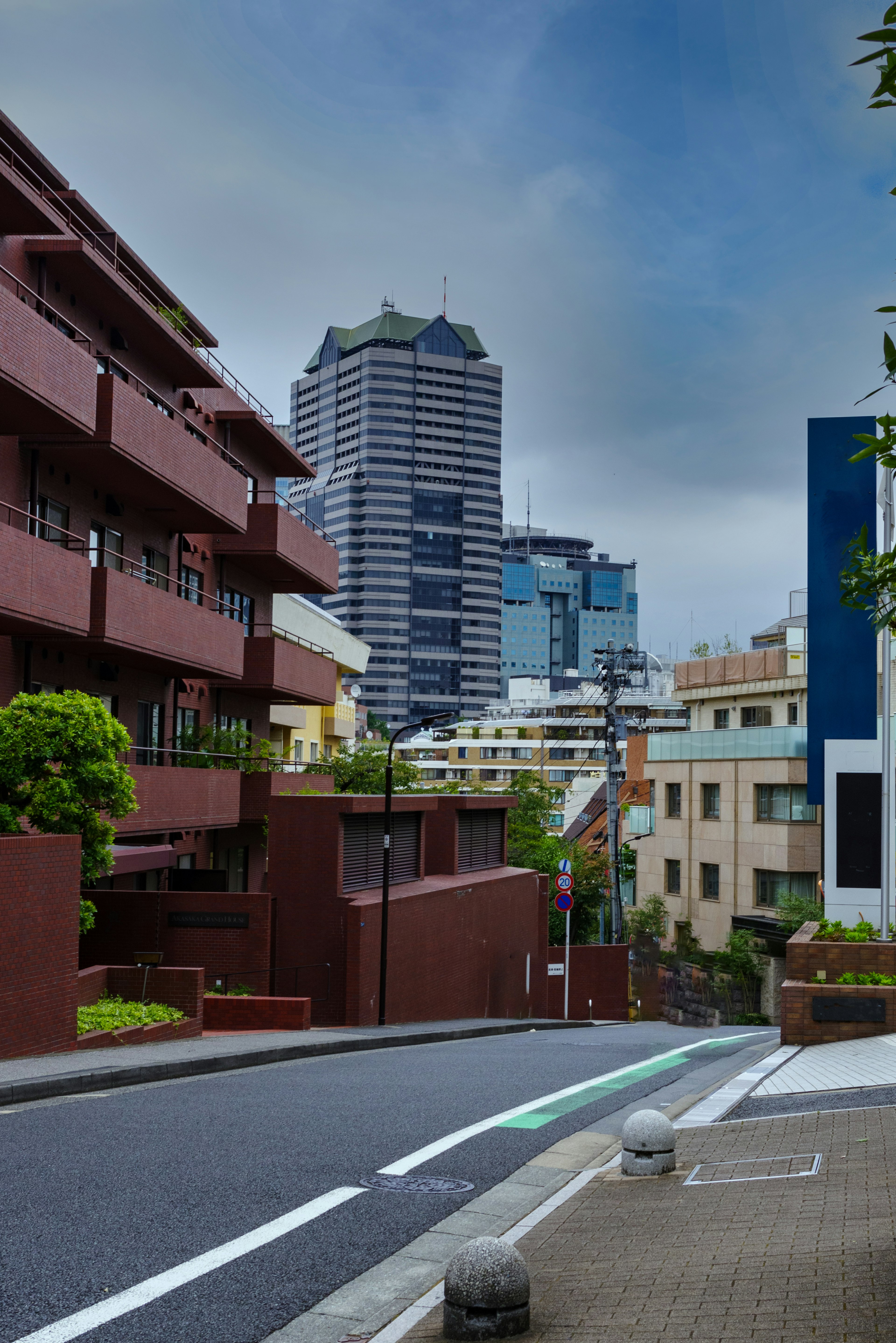 Rue en pente à Tokyo avec des bâtiments et des gratte-ciels