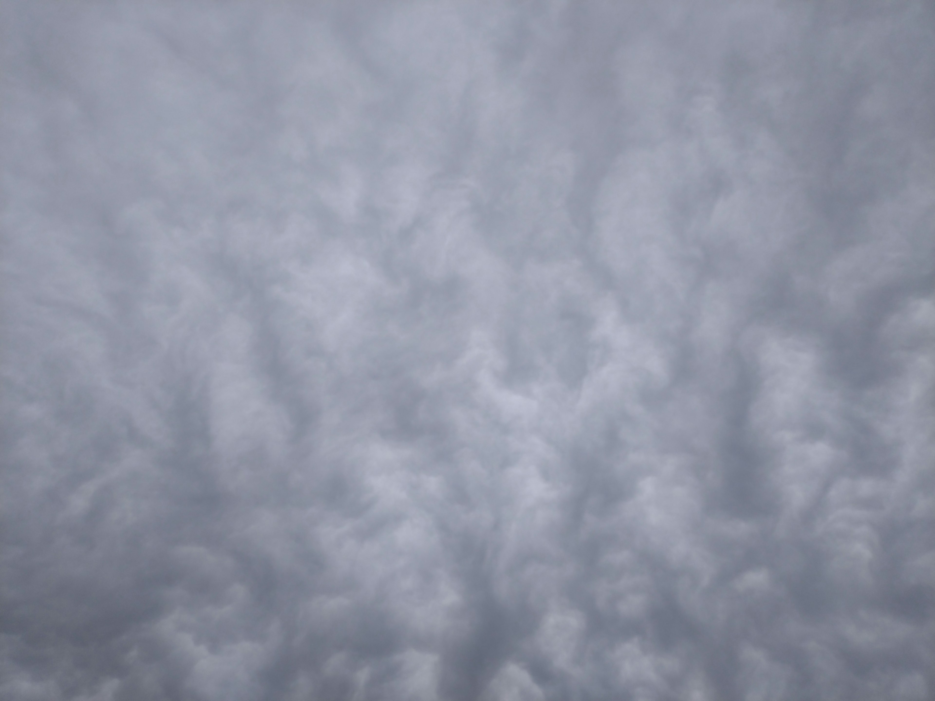 Nubes grises con textura cubriendo el cielo