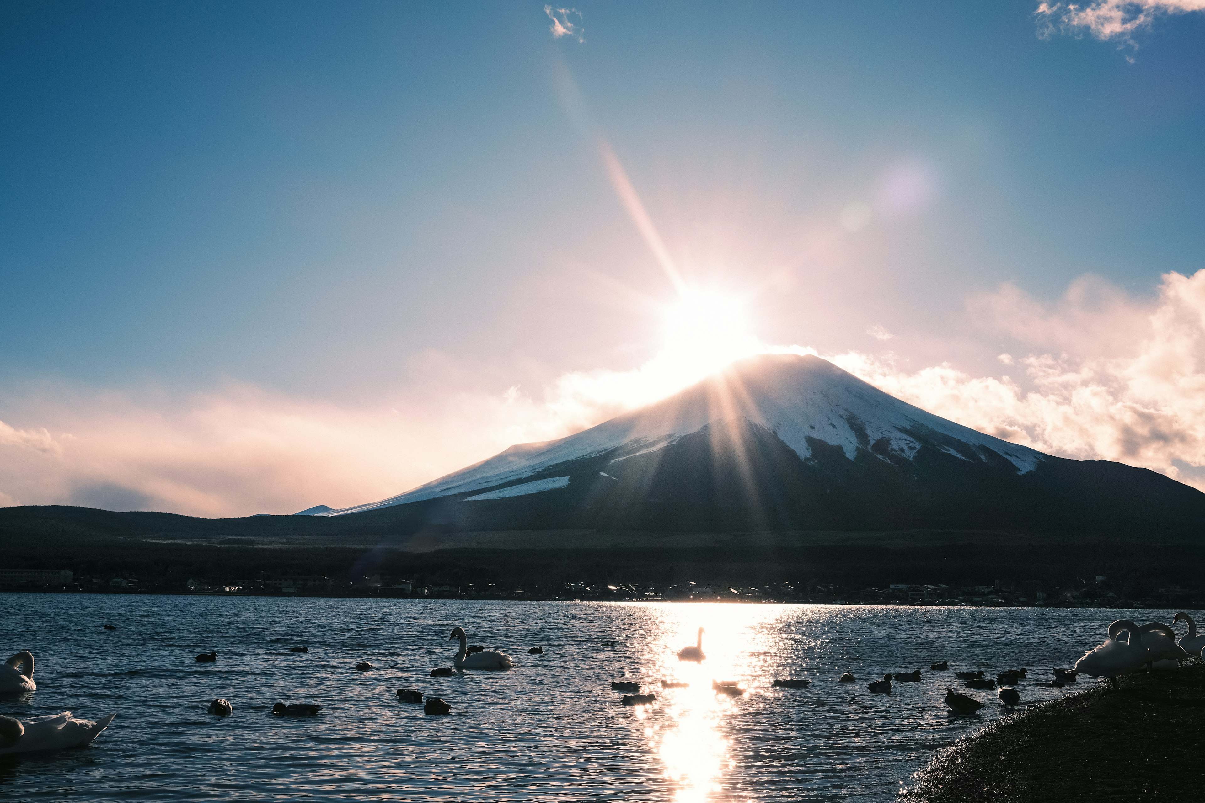 Schöne Aussicht auf den Fuji mit Sonnenuntergang über dem See