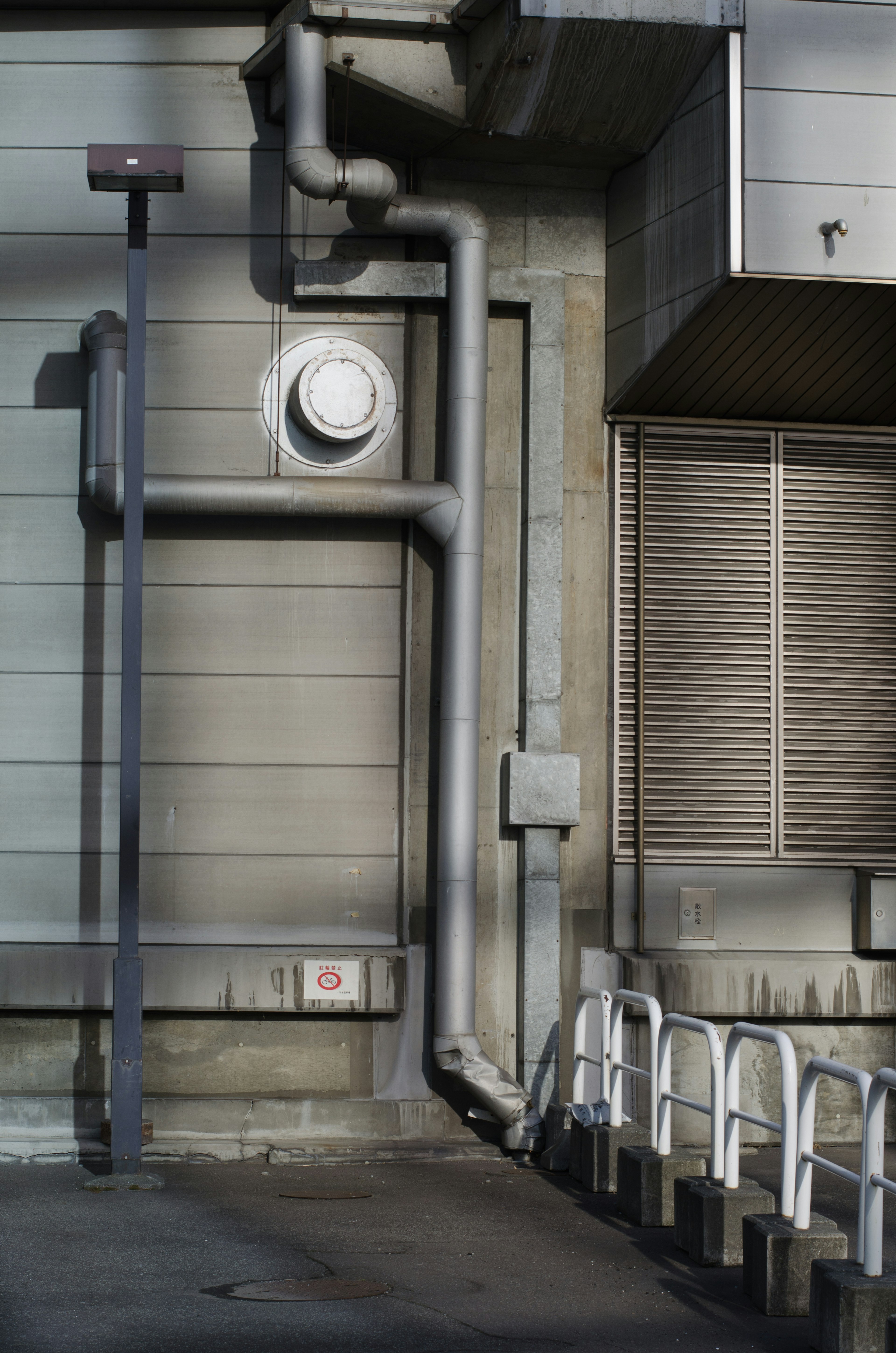 Conjunto de tuberías y un medidor fijados a la pared exterior de un edificio