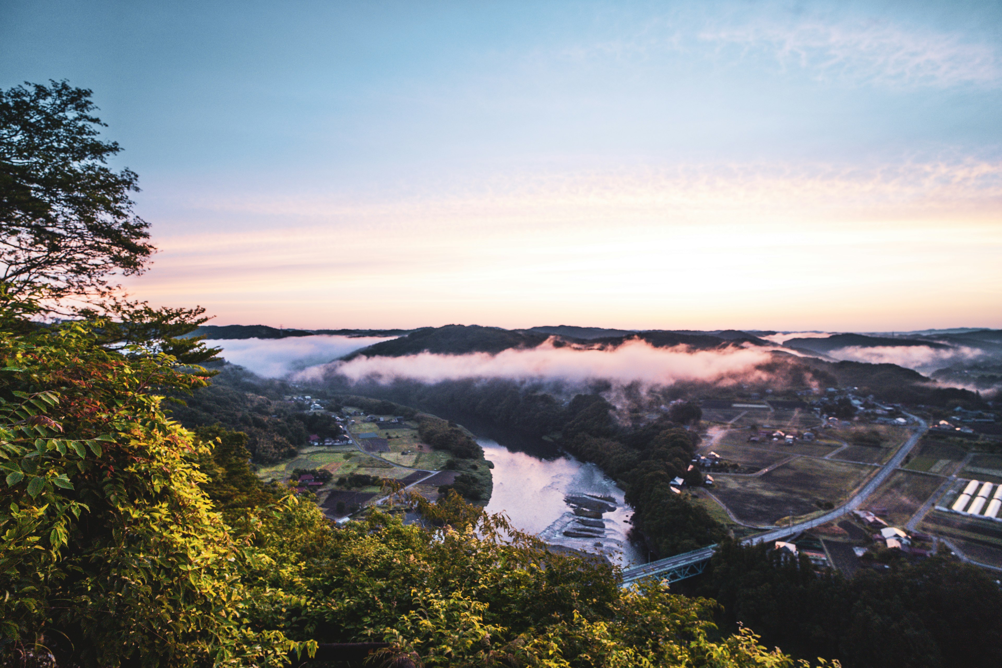 Pemandangan pagi yang menakjubkan dari gunung dan sungai dengan kabut