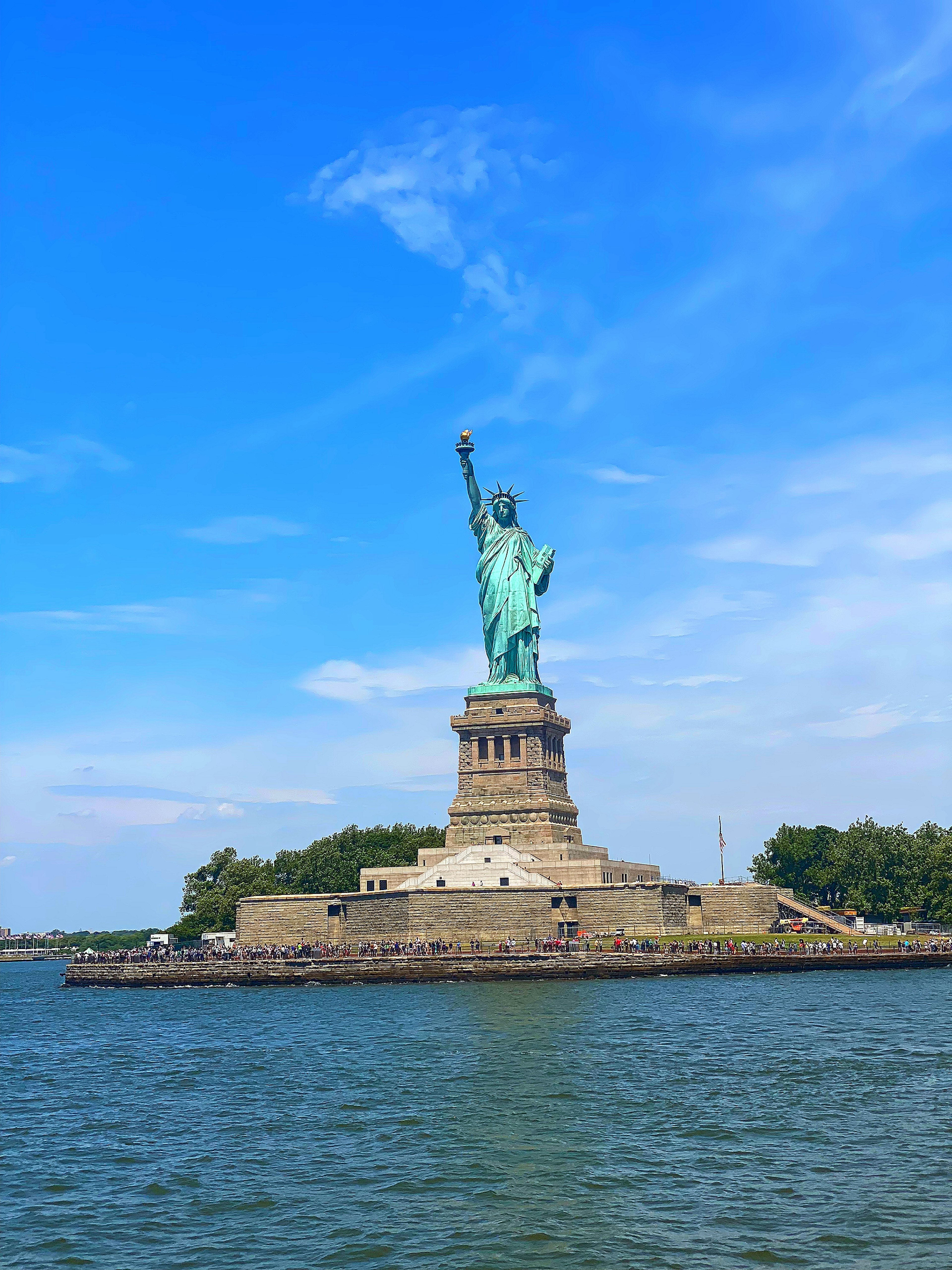 Estatua de la Libertad de pie bajo un cielo azul