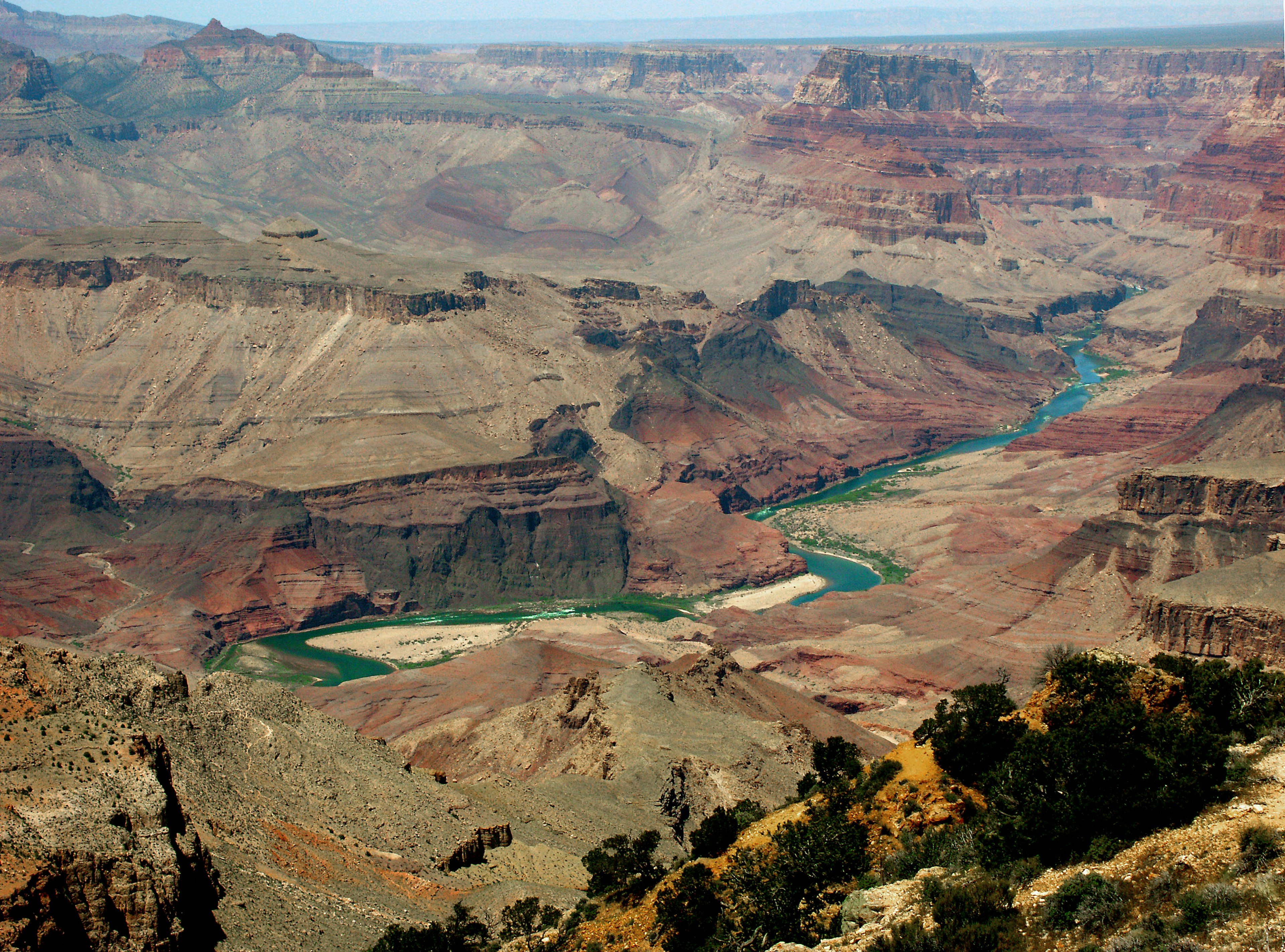 Cảnh quan Grand Canyon với các lớp đá màu sắc và sông Colorado xanh