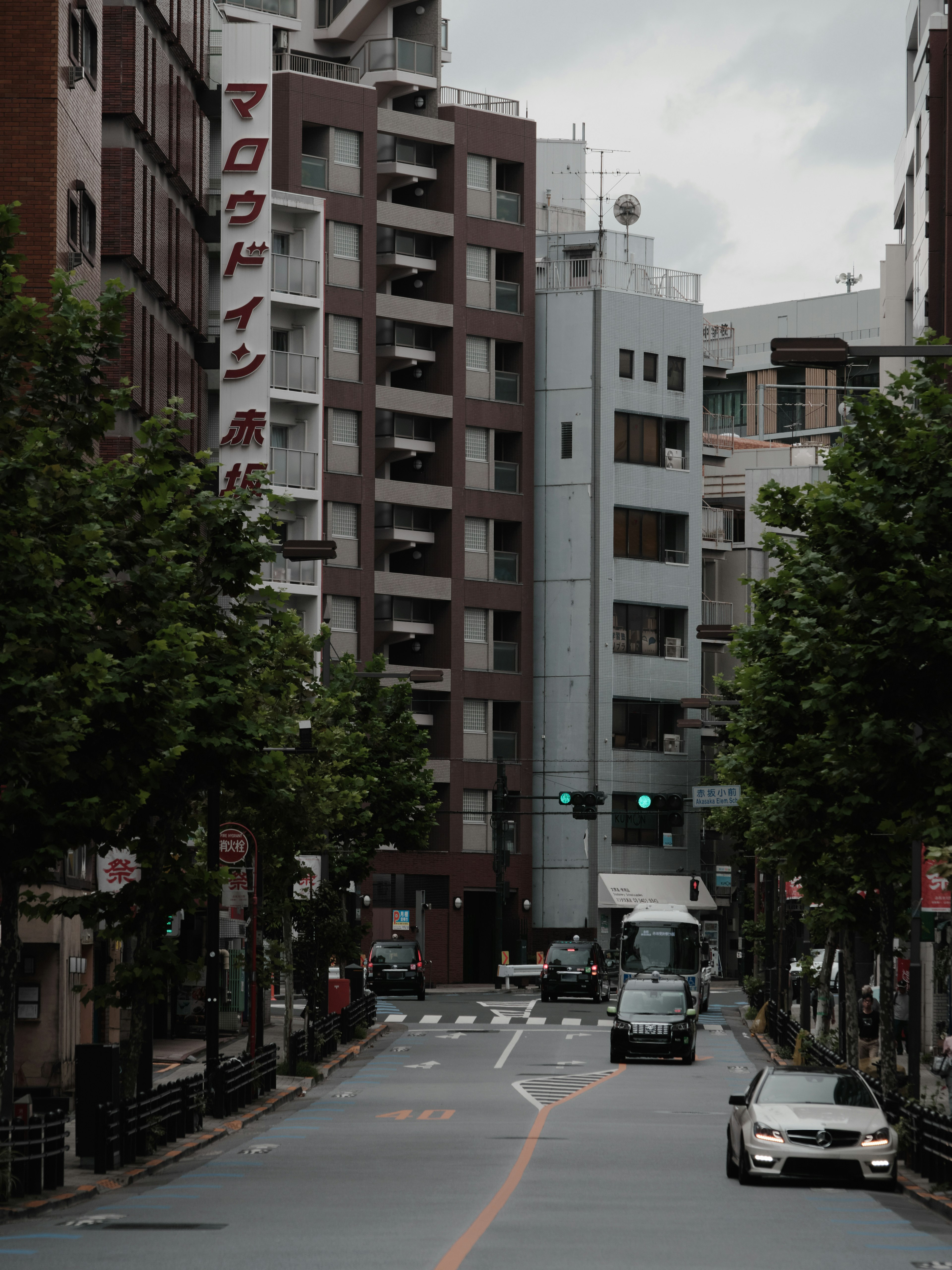 Escena urbana en Tokio con edificios y árboles verdes