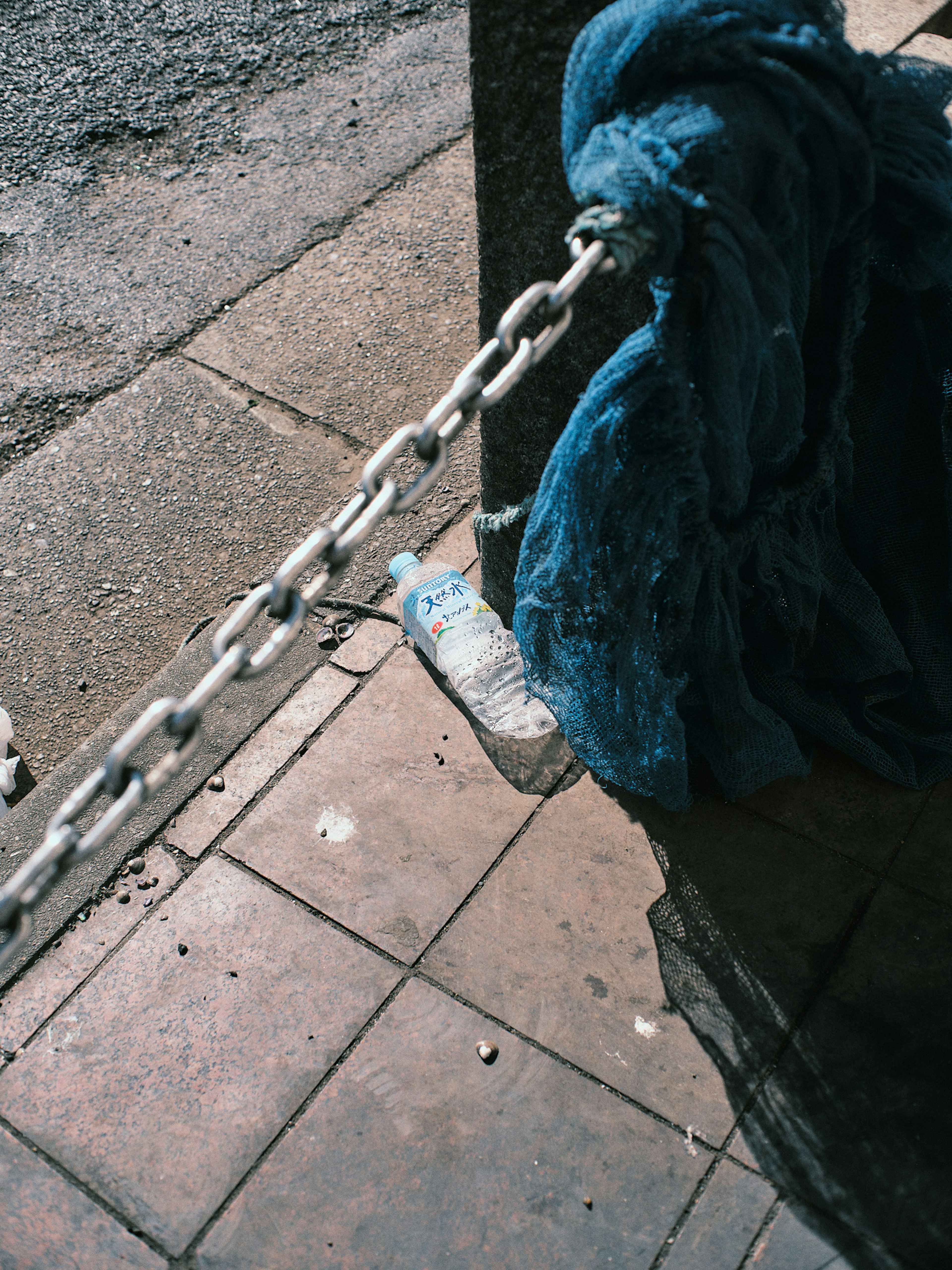 Scène urbaine avec un tissu bleu et une chaîne dans la rue