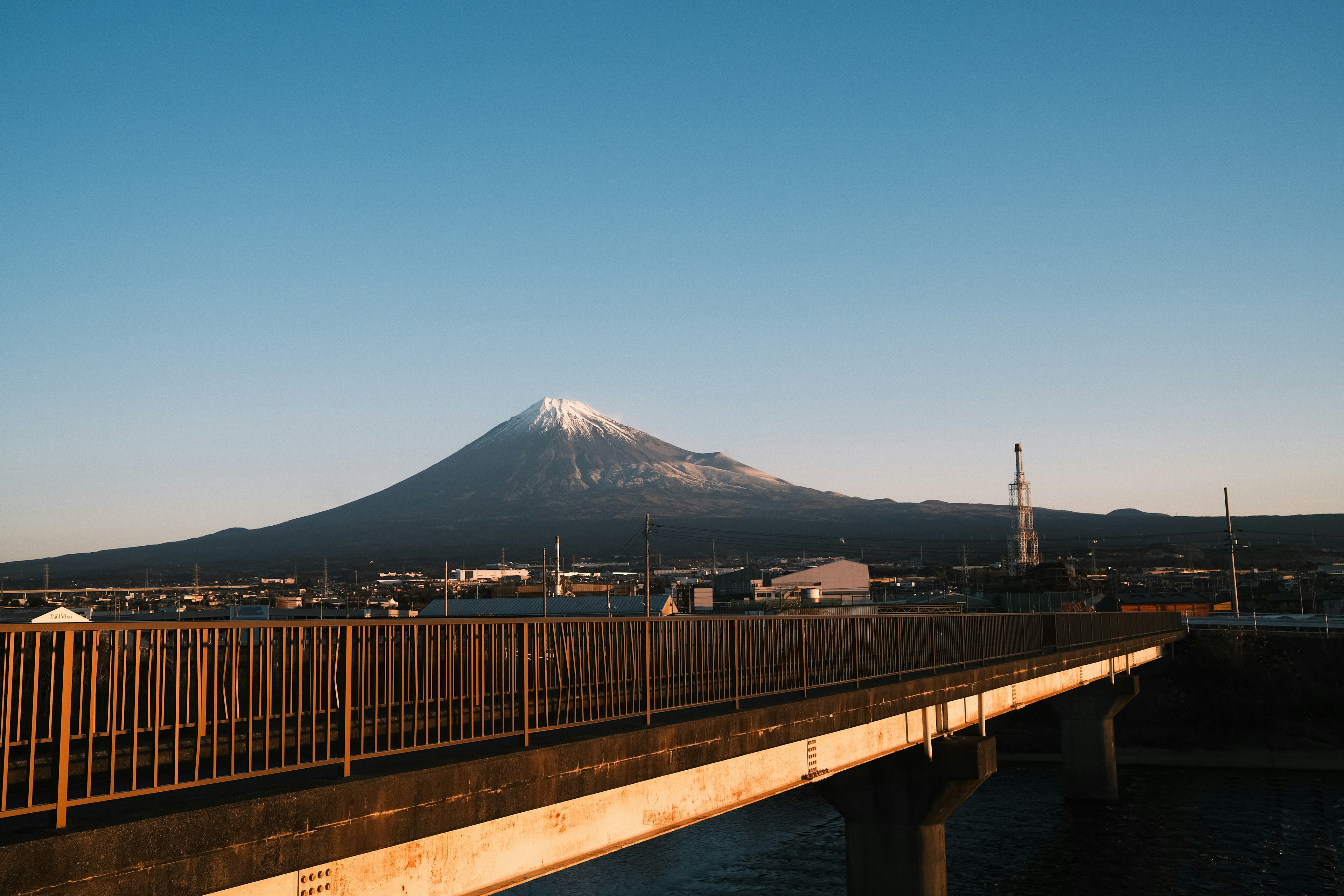 ทิวทัศน์ที่สวยงามของภูเขาฟูจิกับสะพานในพื้นหน้า