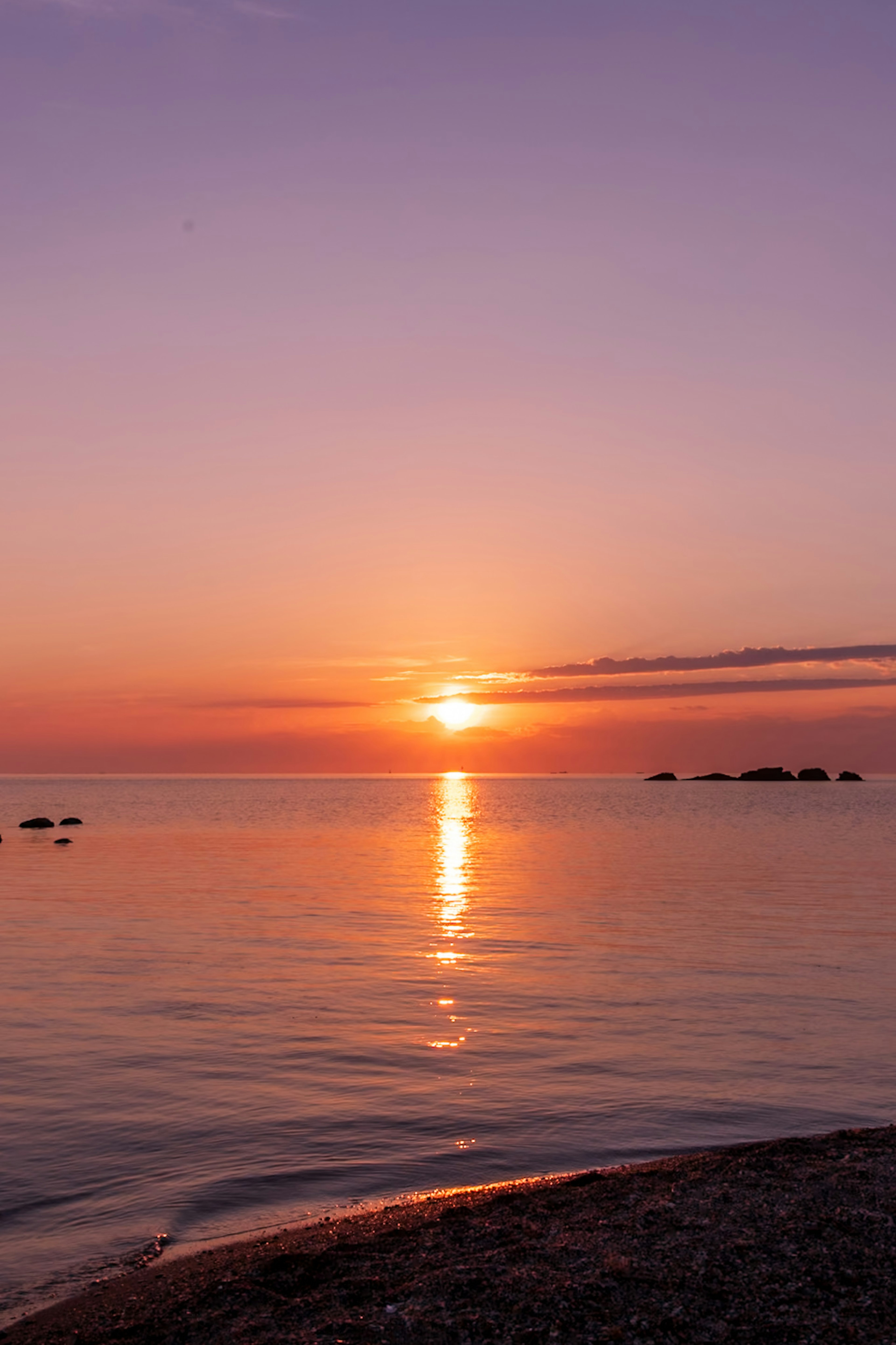 Bellissimo tramonto sul mare con riflesso sull'acqua