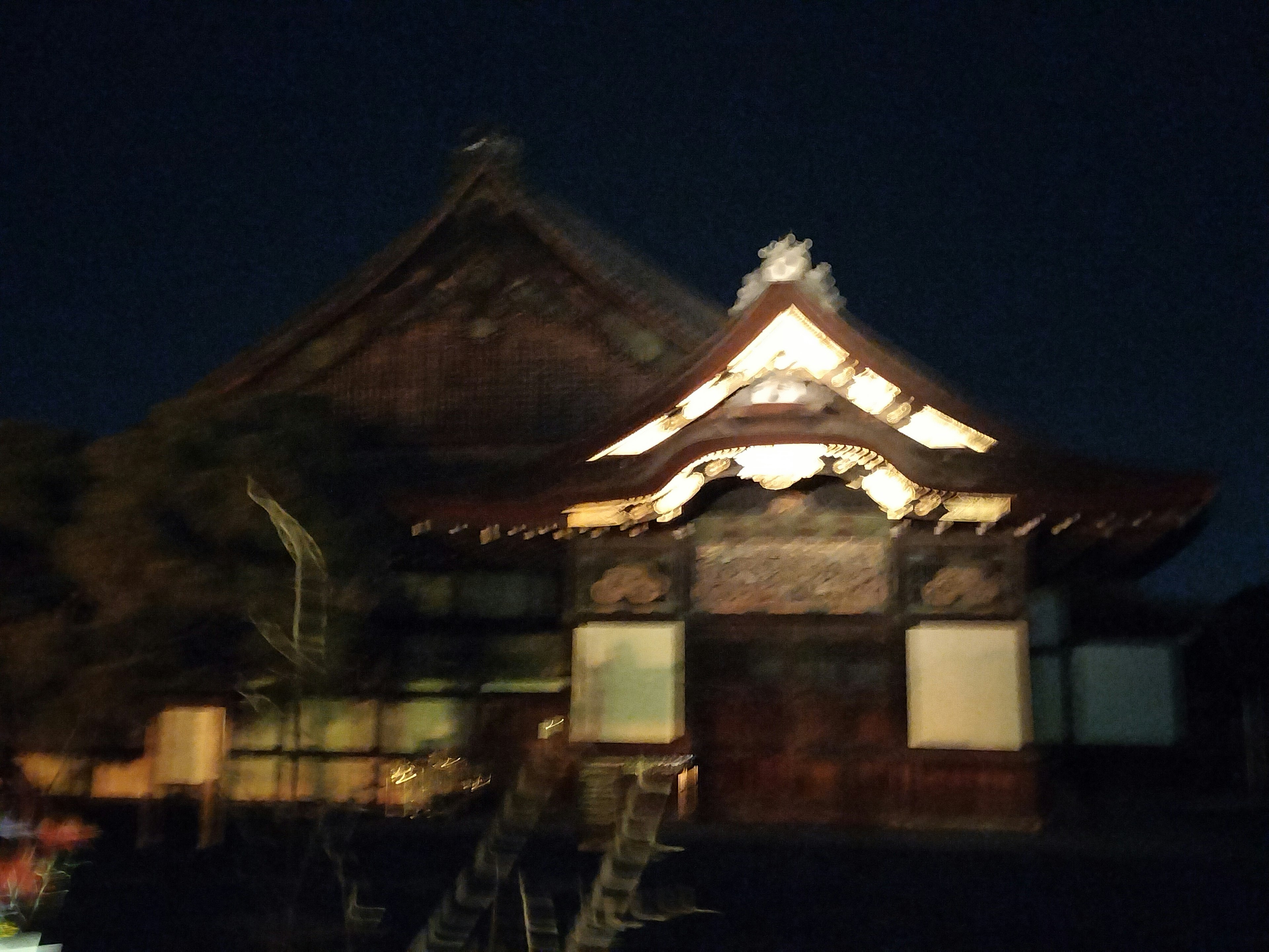 Eksterior bangunan tradisional Jepang yang diterangi di malam hari