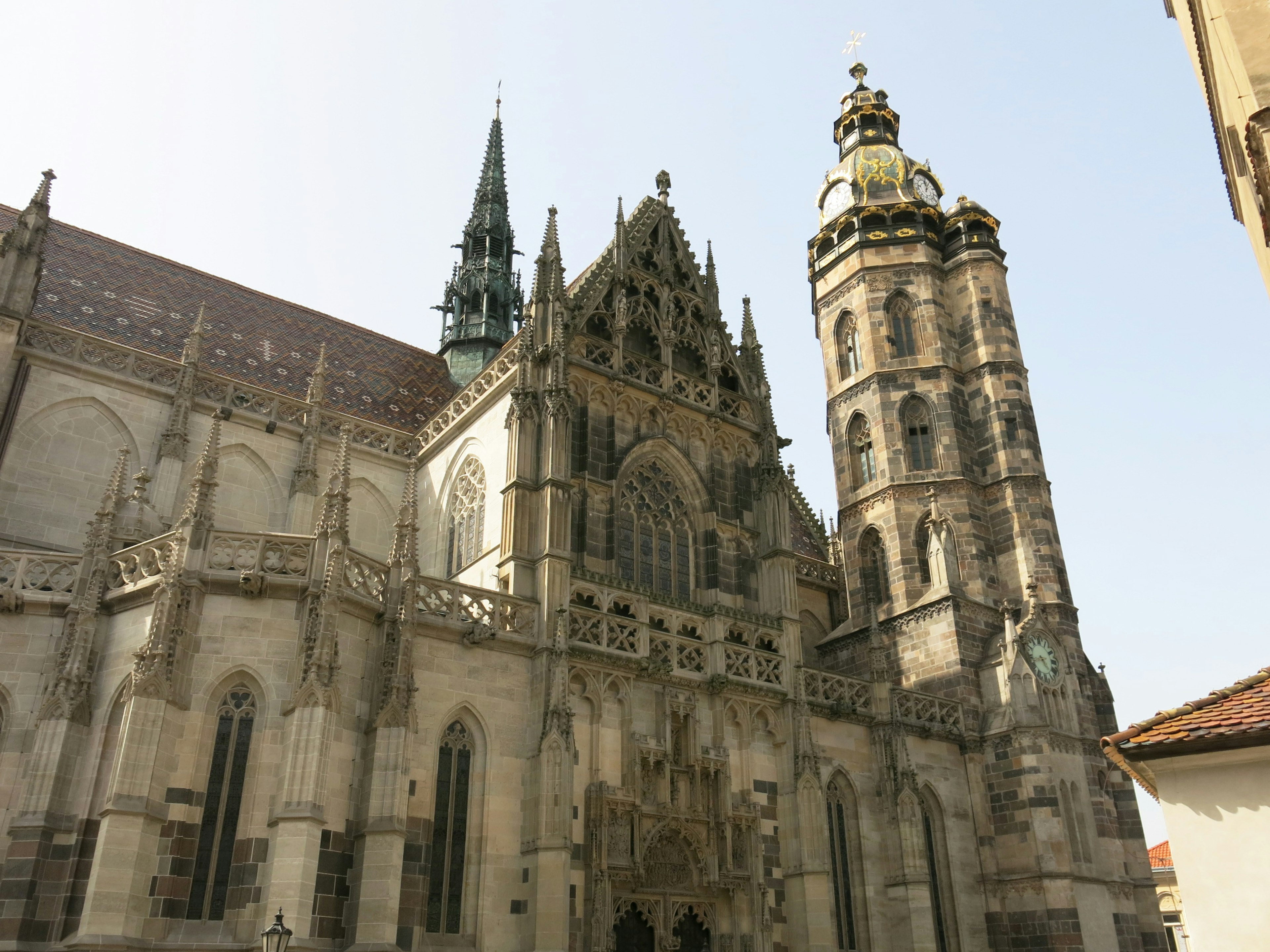 Nhà thờ St. Vitus ở Prague thể hiện vẻ ngoài hoành tráng và các tháp Gothic