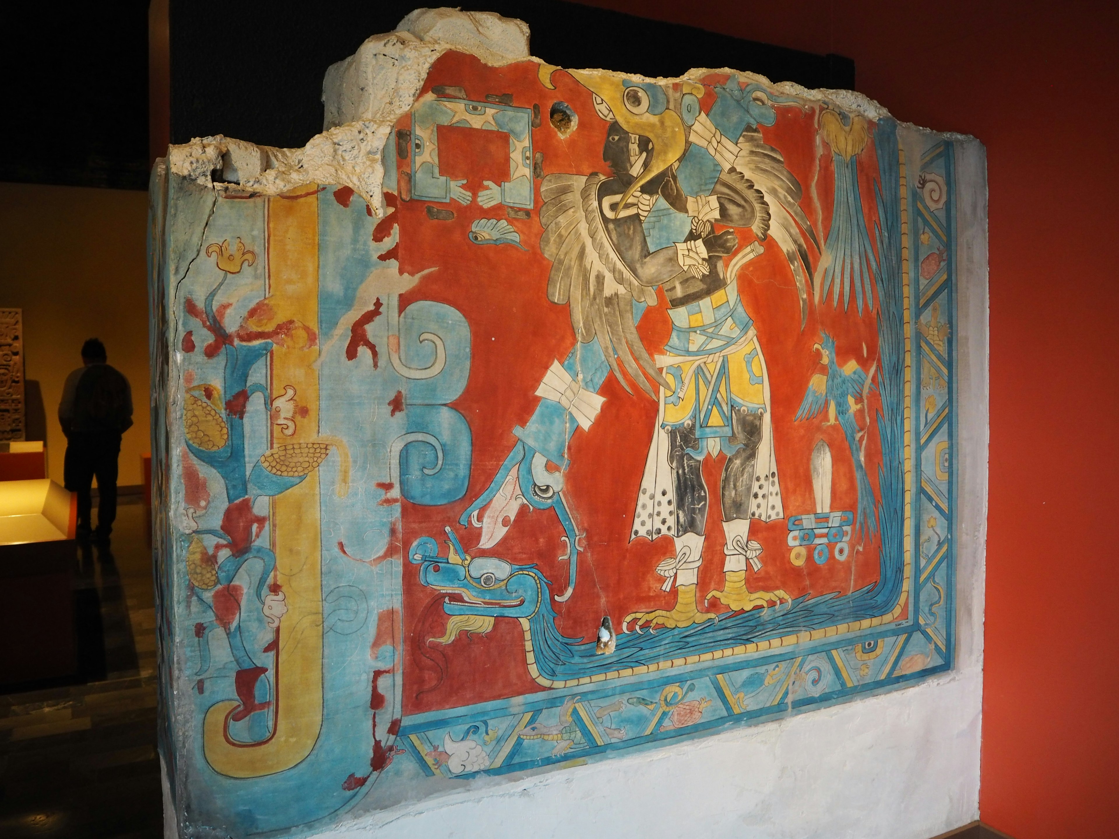 Mural ancien représentant une scène mythologique vibrante