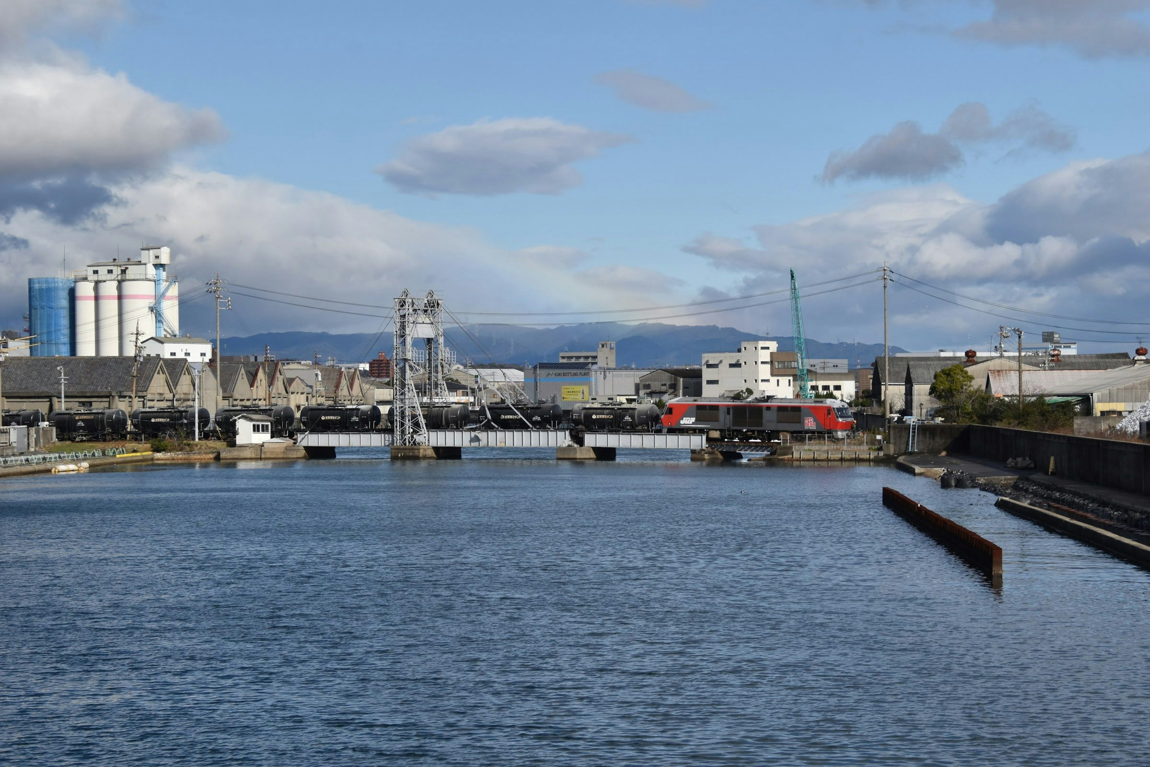 Blick auf einen Hafen mit Wasser und Gebäuden