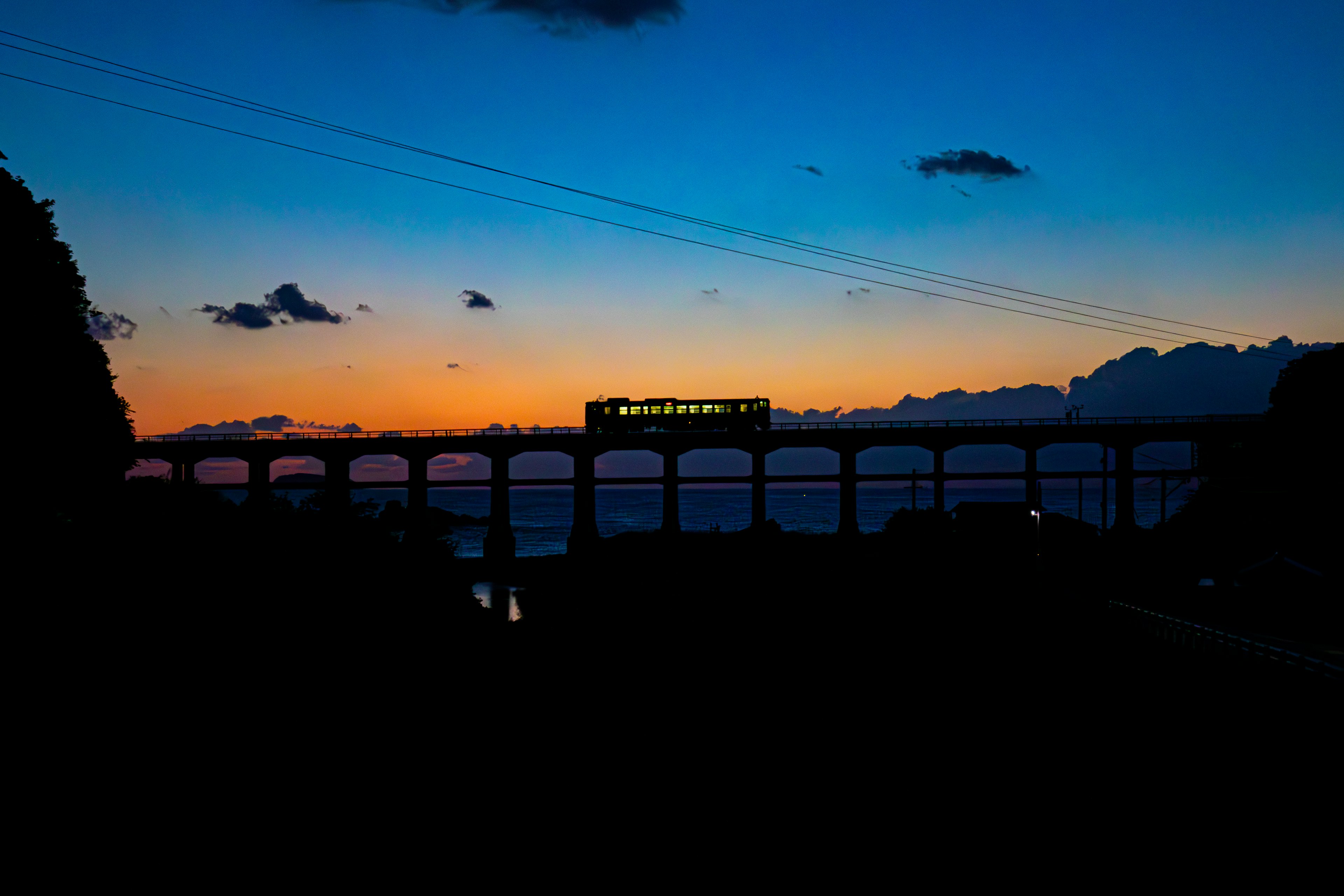 夕焼けの空に映える橋のシルエット