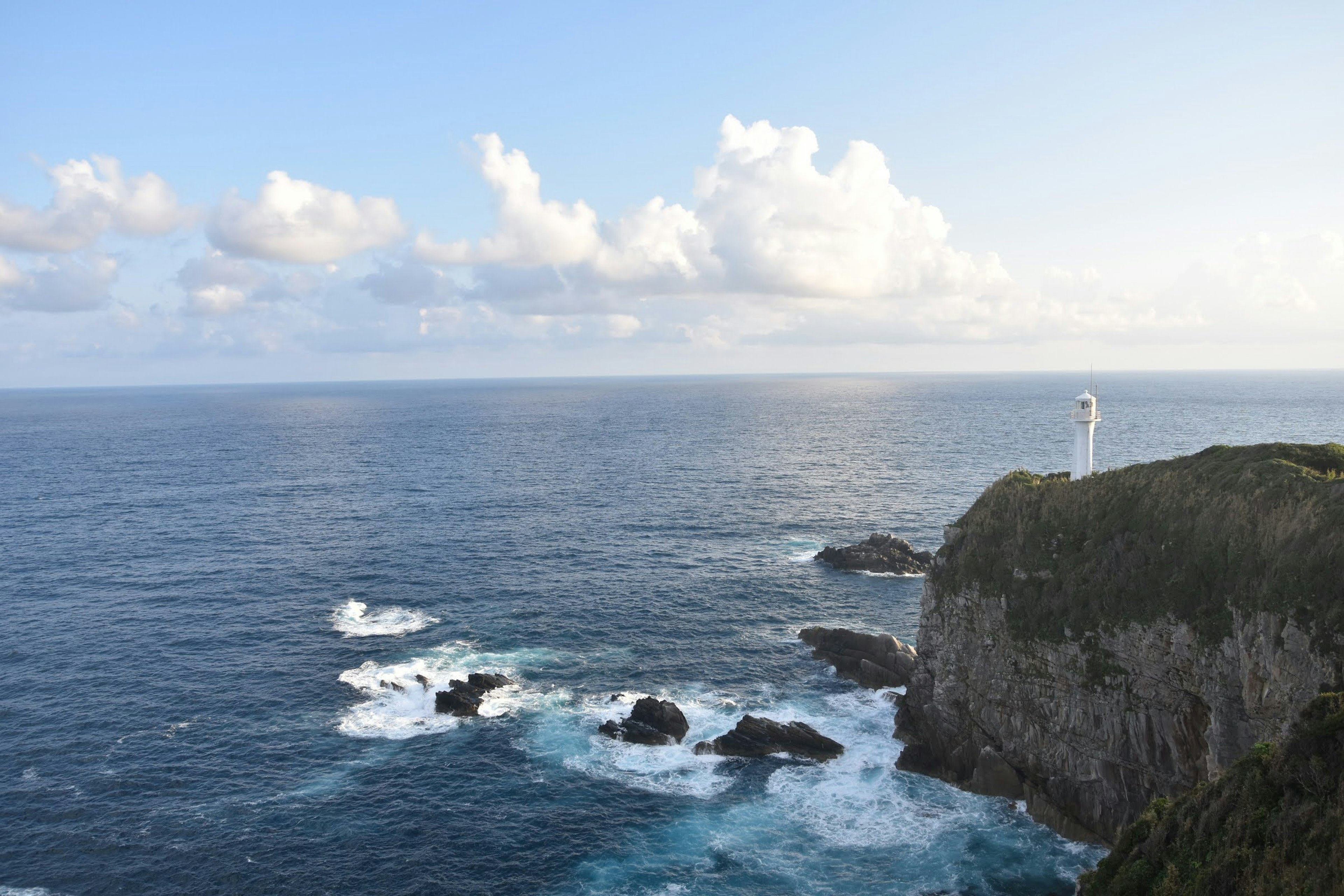 Pemandangan pantai yang indah dengan lautan dan mercusuar