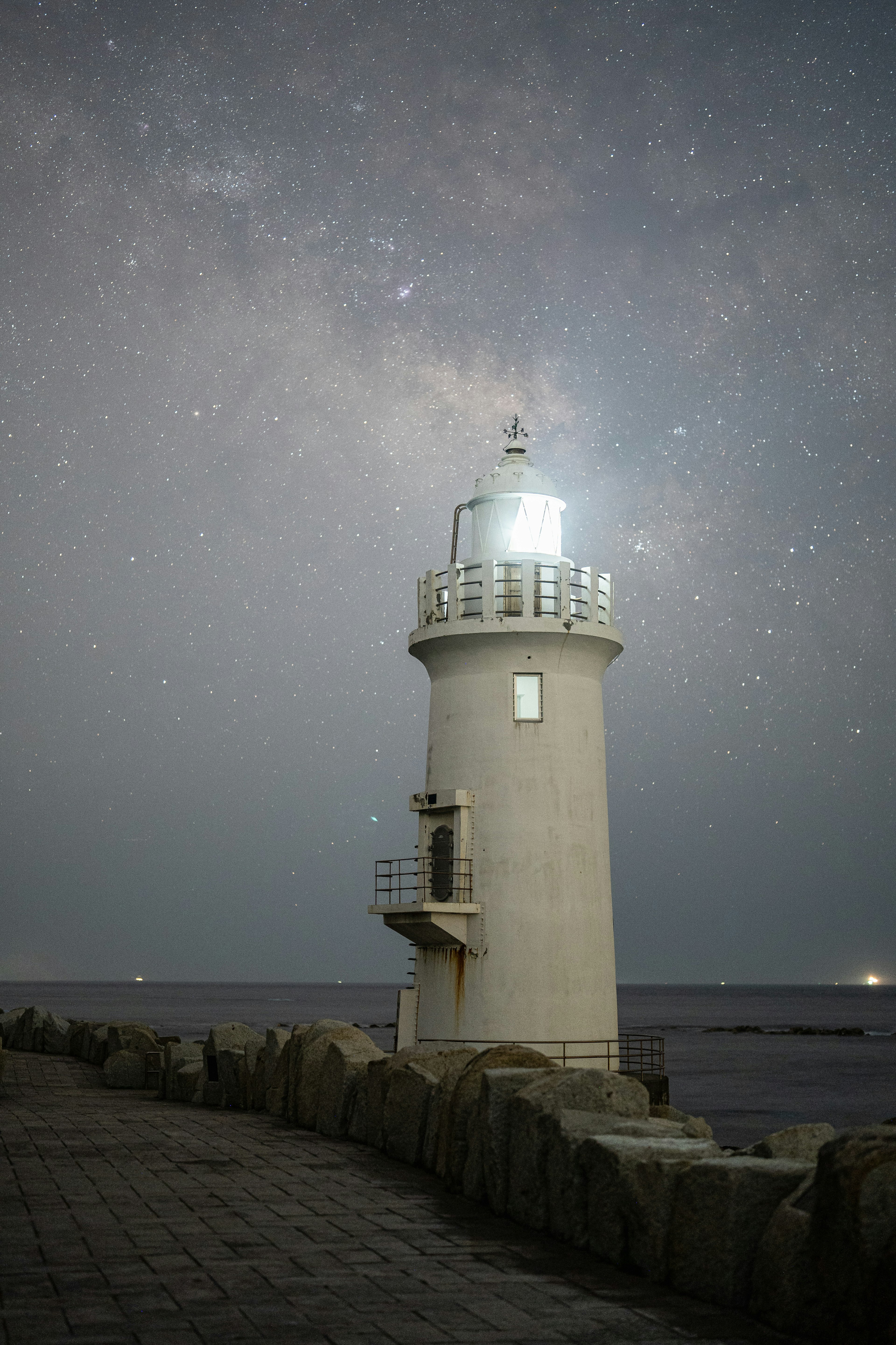 Un faro brillando bajo un cielo estrellado