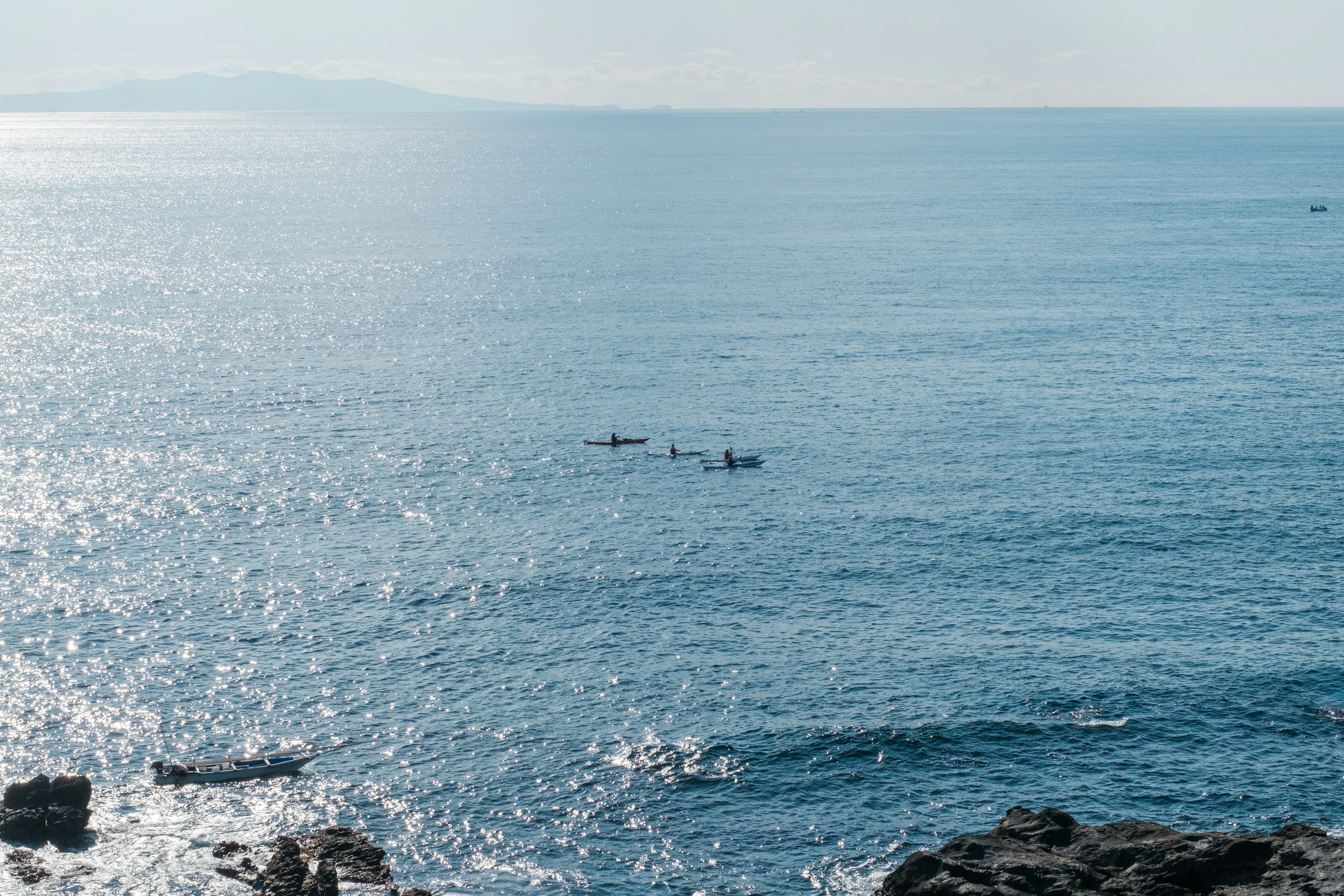 Vue sereine de l'océan avec de petits bateaux flottants