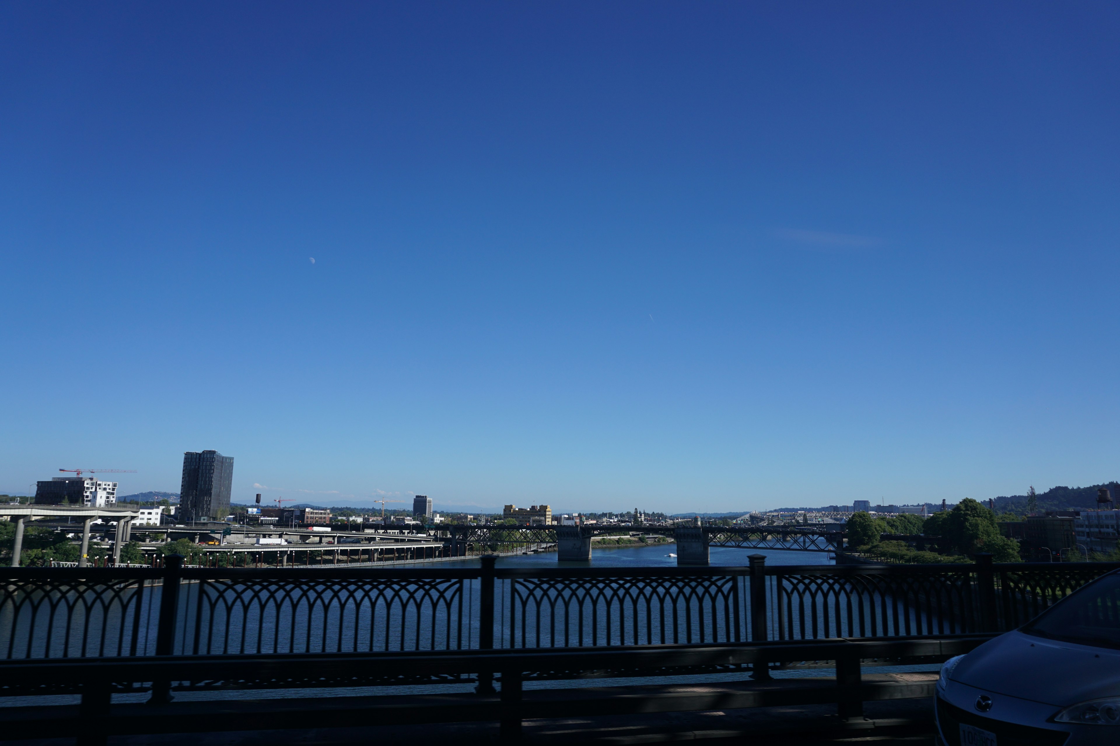 Vista del fiume con cielo azzurro e ponte di Portland