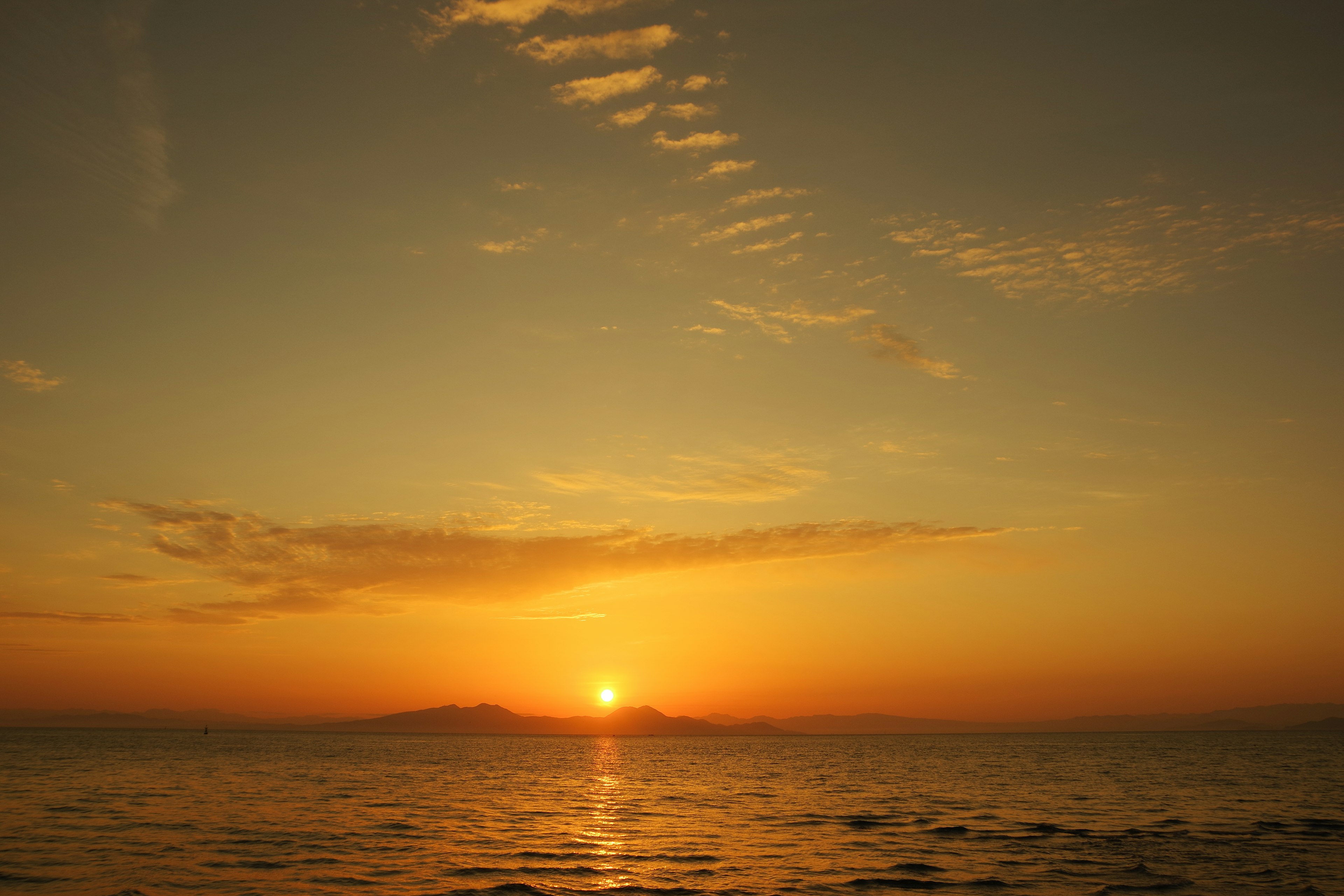 Paysage magnifique du coucher de soleil sur l'océan