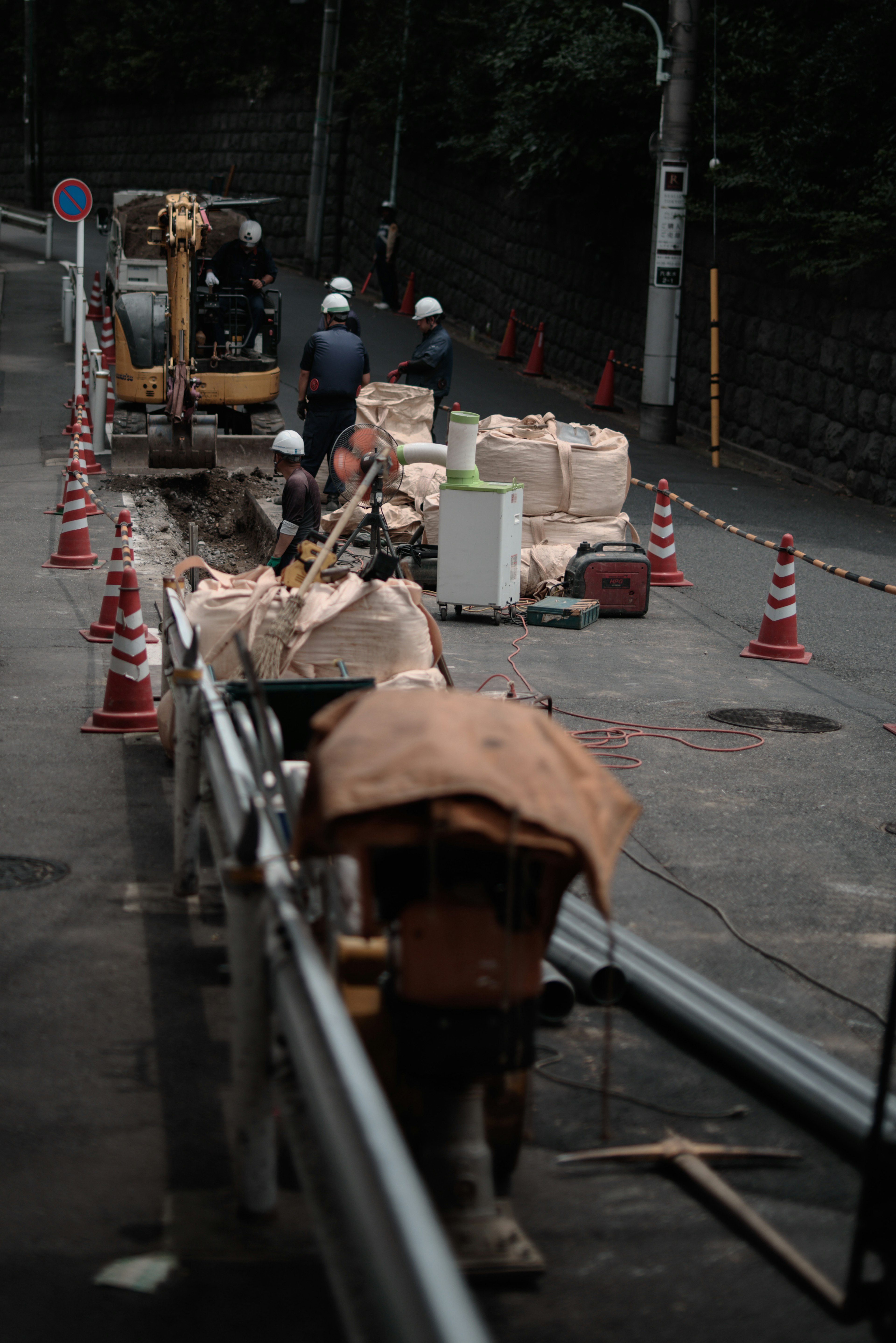 Site de construction avec des travailleurs et des machines