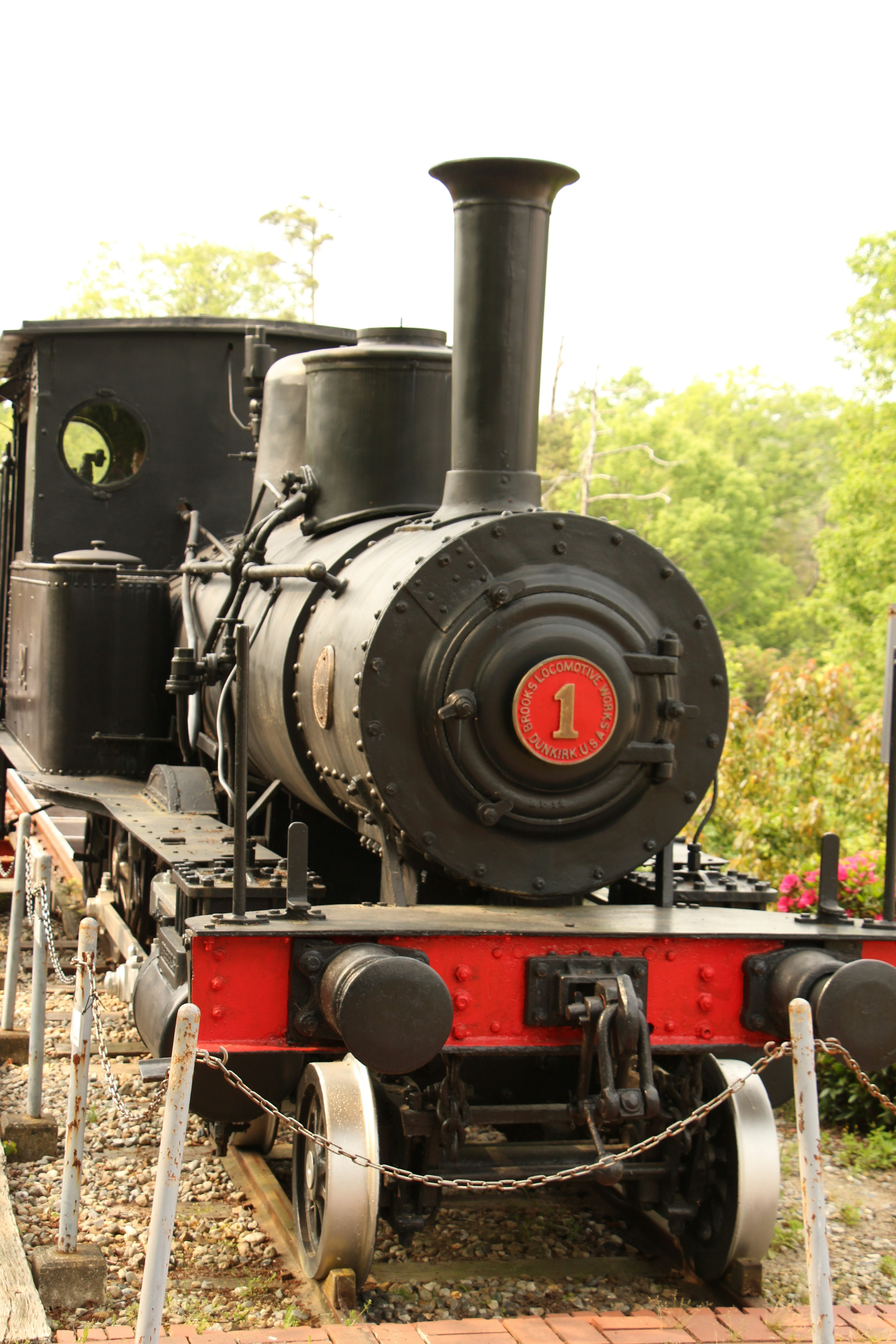 Vista laterale di una locomotiva a vapore con il numero rosso 1 in evidenza