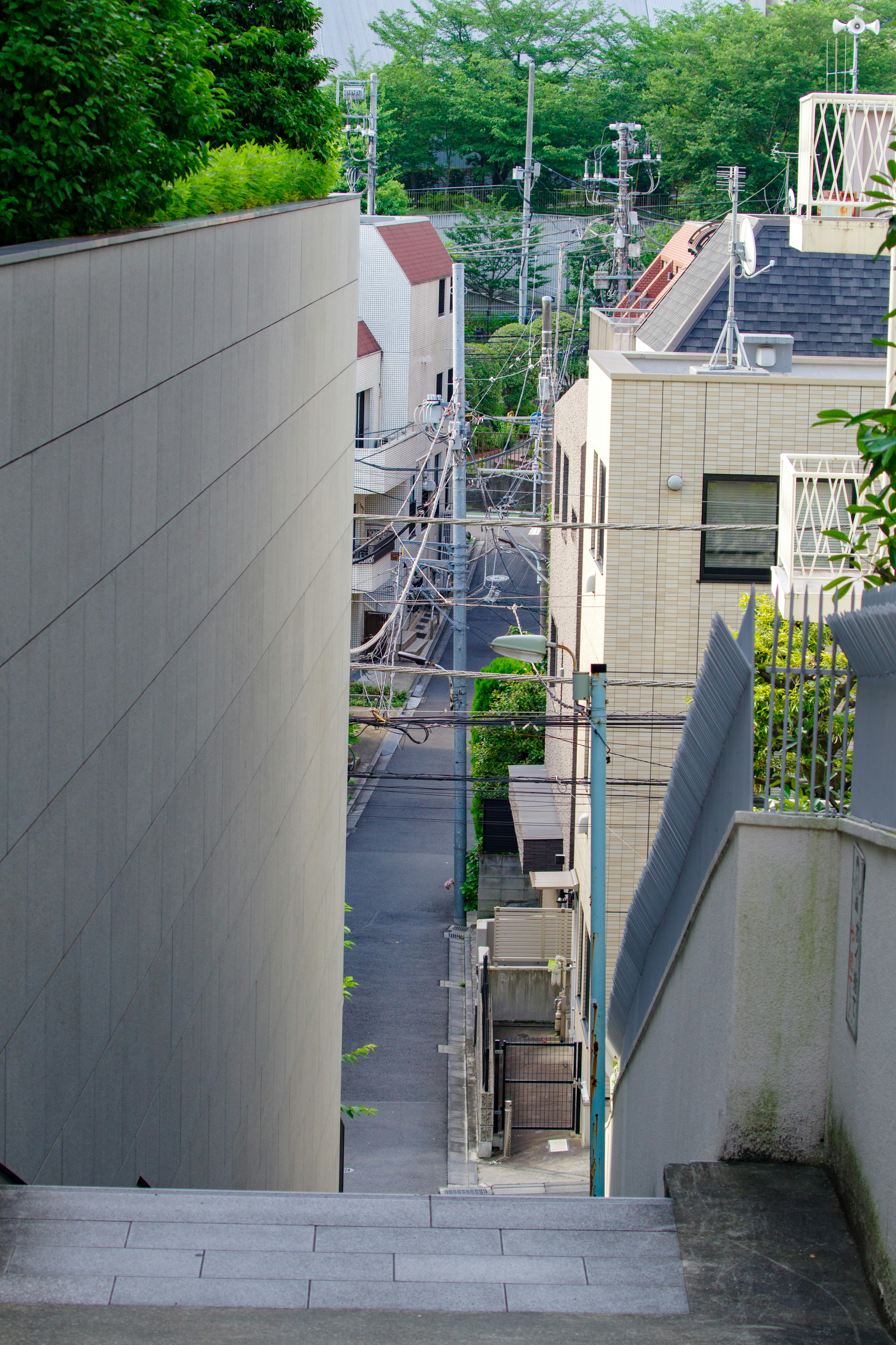 階段の下から見た都市の風景と住宅街