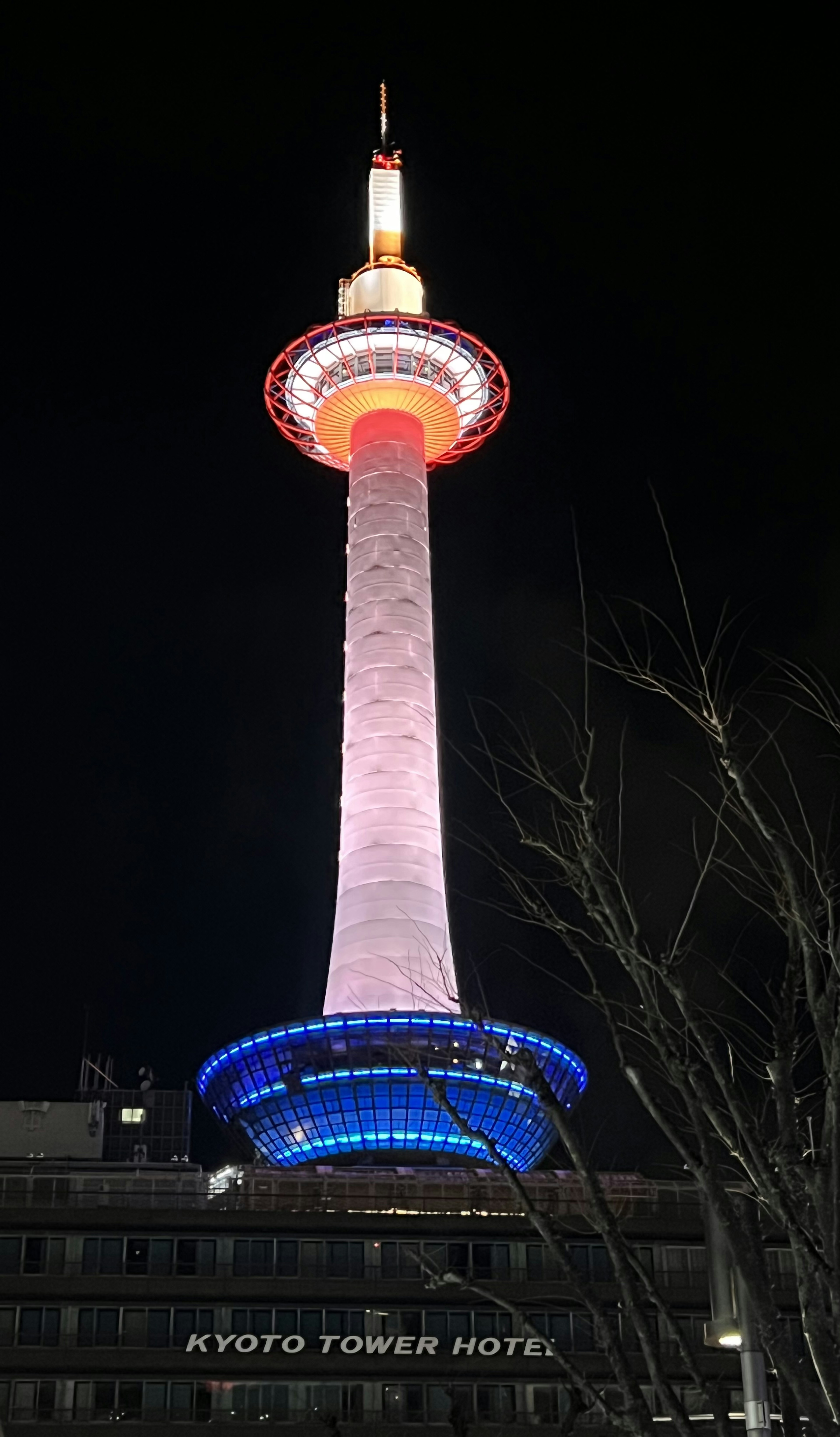 Kyoto Tower nachts wunderschön beleuchtet