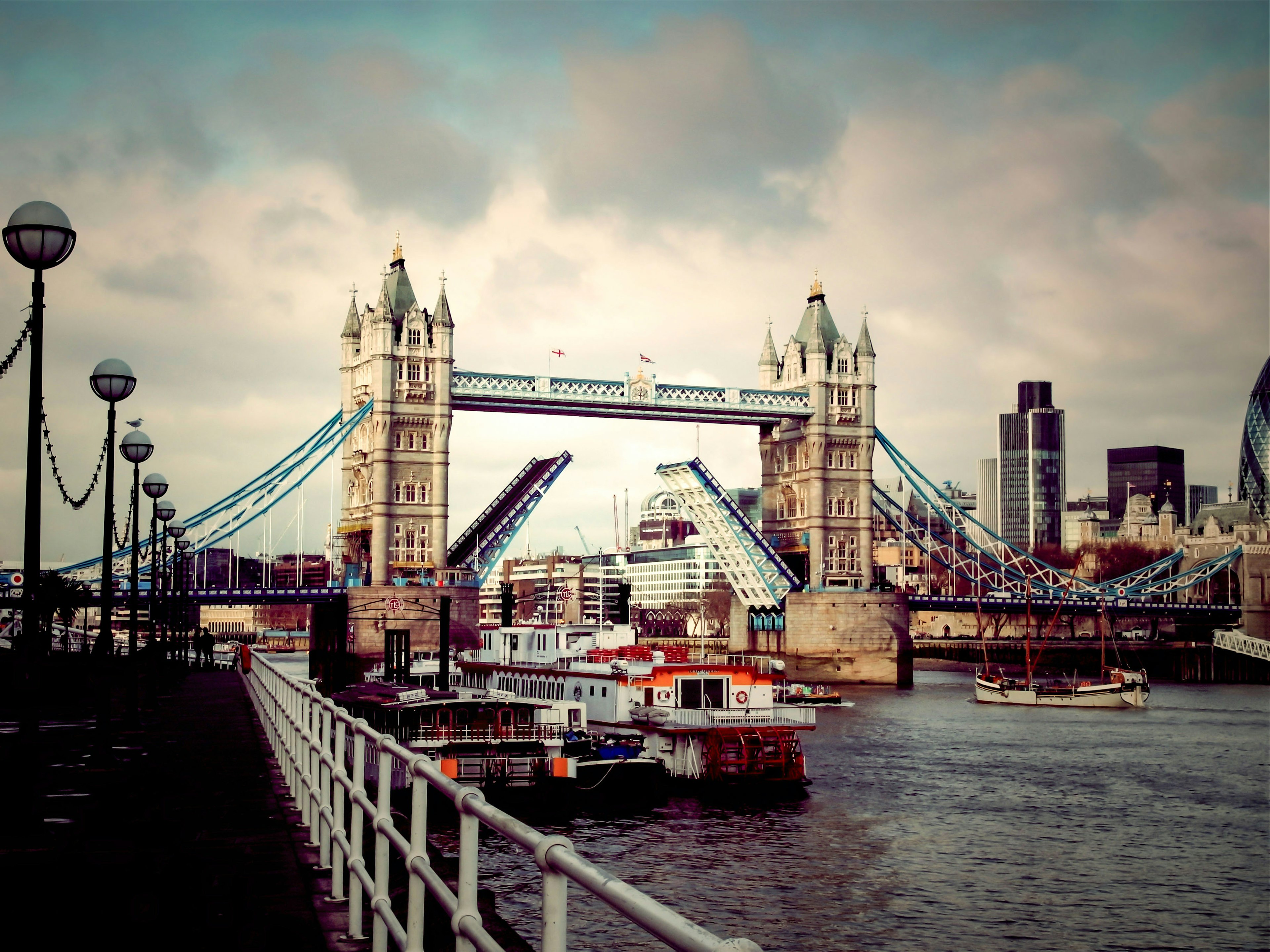 Tower Bridge in London mit Booten auf dem Fluss